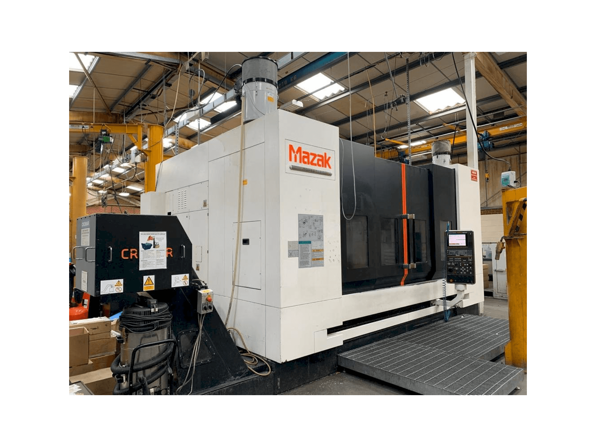 Frontansicht der Mazak VTC-820/30 Maschine