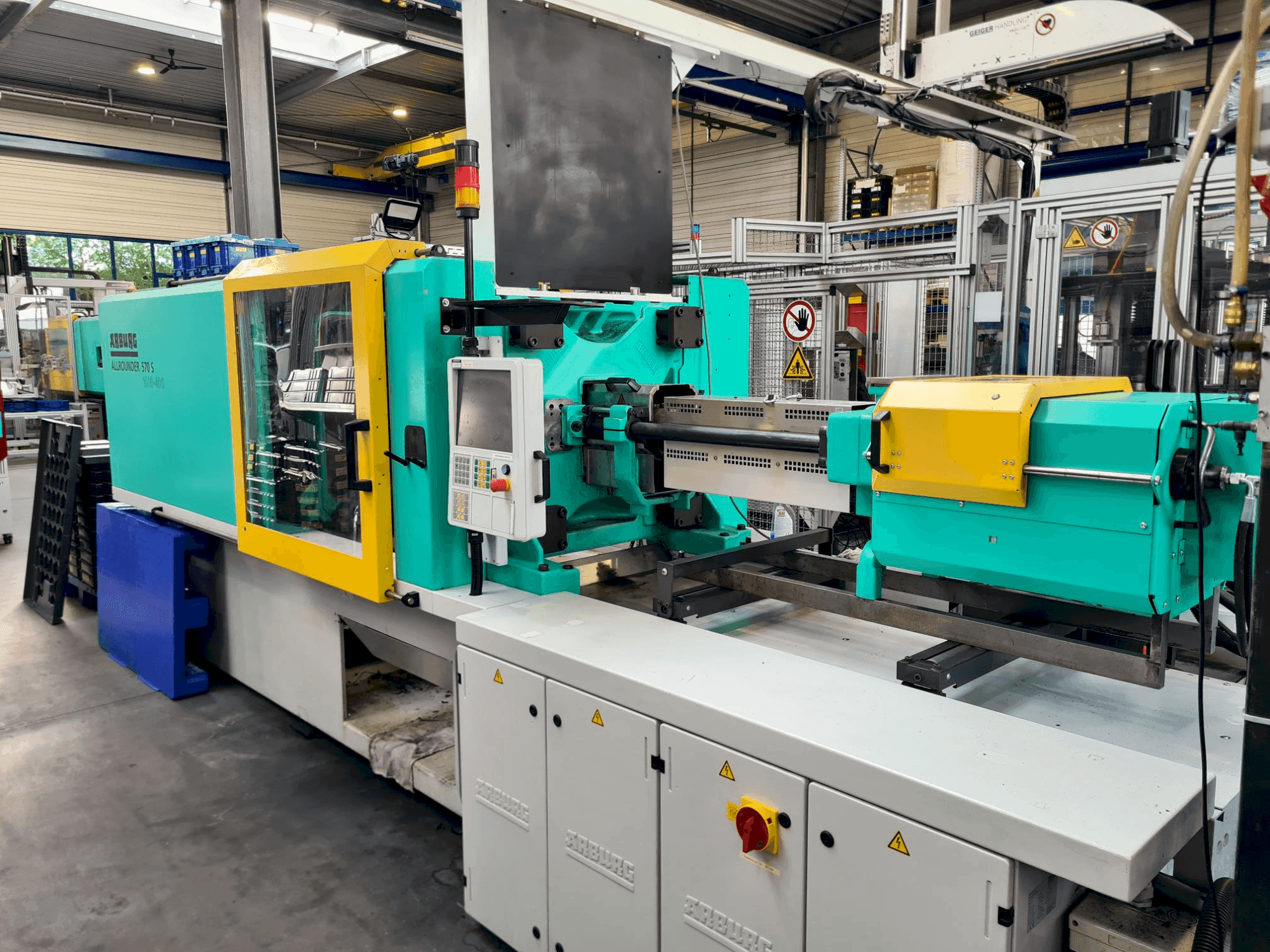 Frontansicht der Arburg Allrounder 570S 1600-400 Maschine