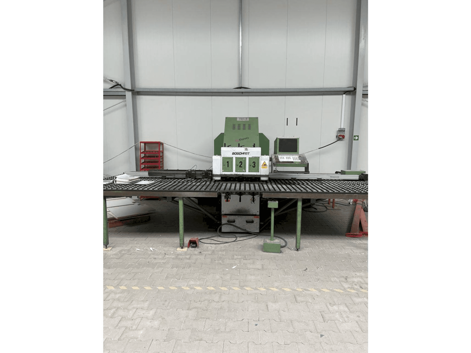 Frontansicht der BOSCHERT TRI 1250 CNC Z Maschine