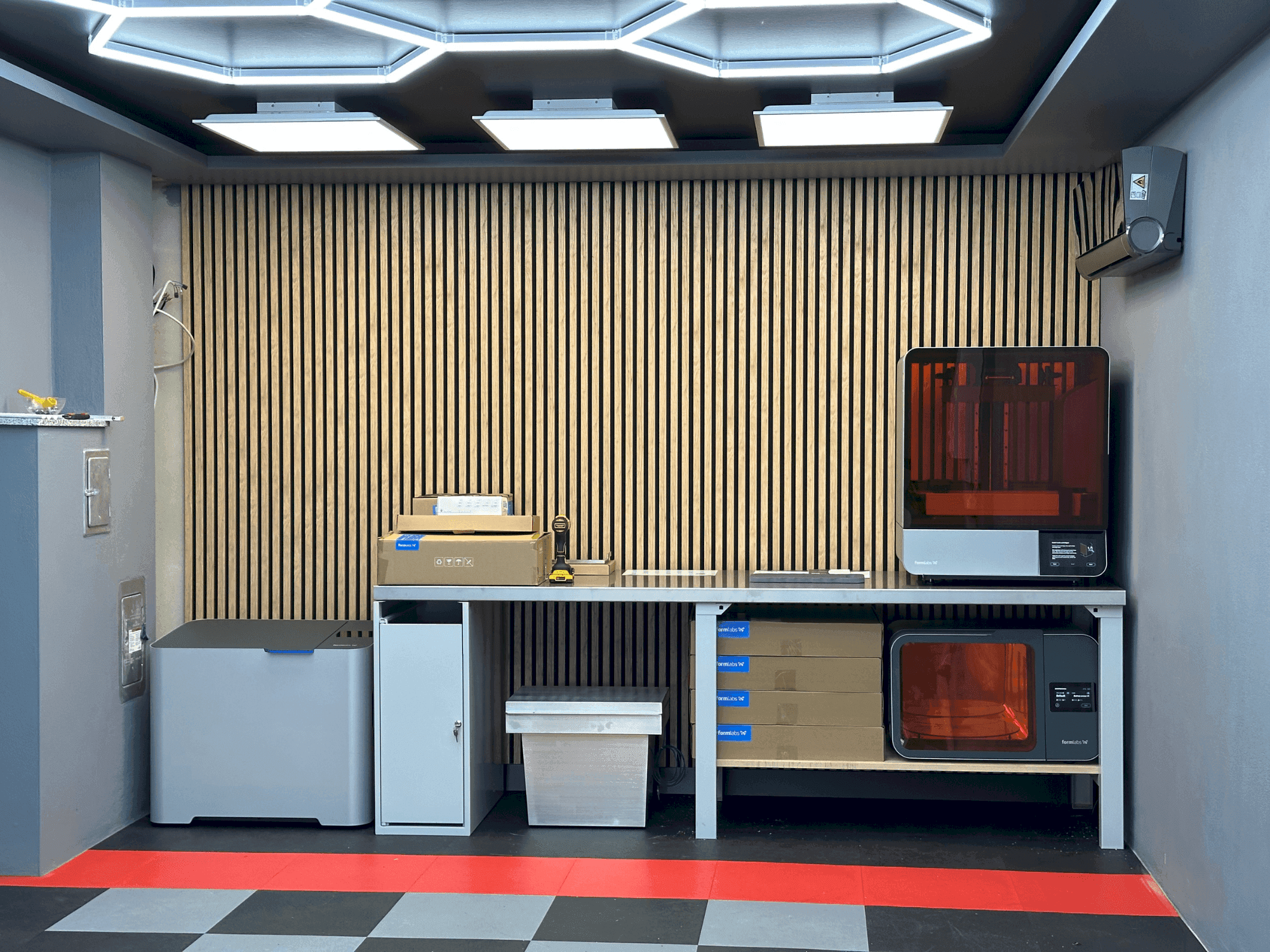 Frontansicht der FORMLABS 4L Maschine