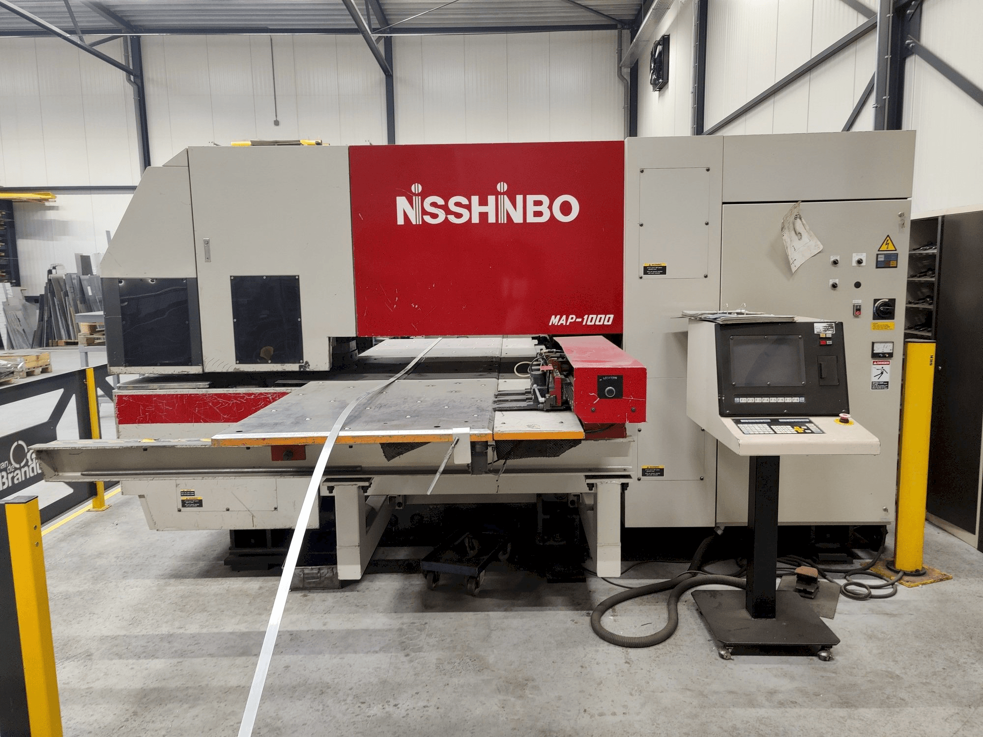 Frontansicht der Nisshinbo MAP-1000 Maschine