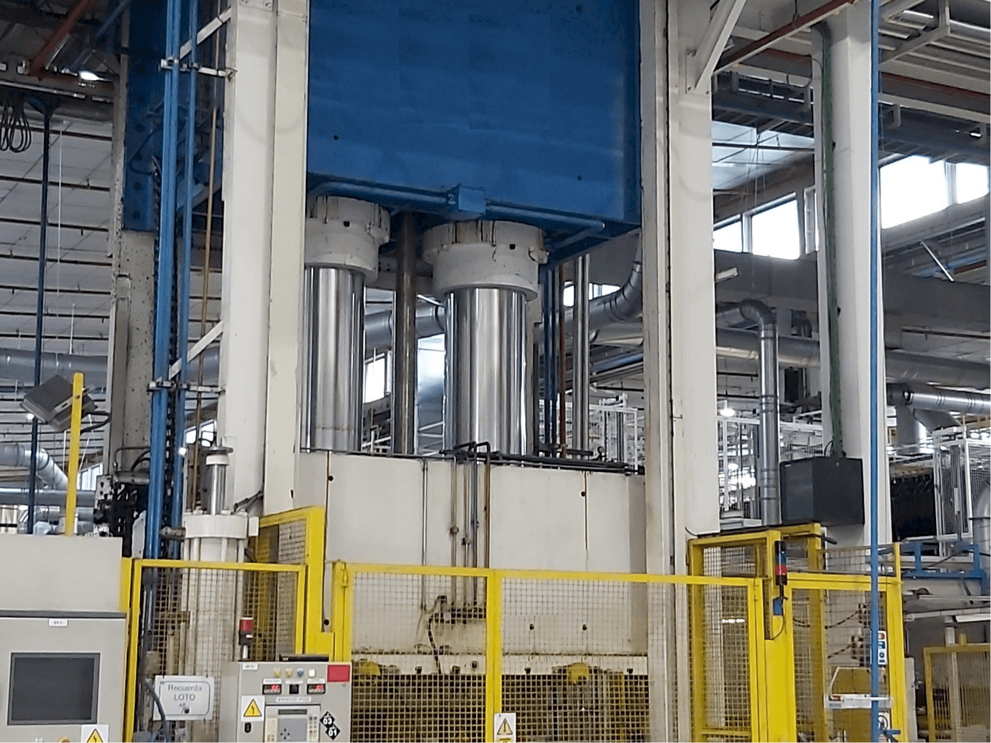 Frontansicht der Pinette 1500 Ton Maschine