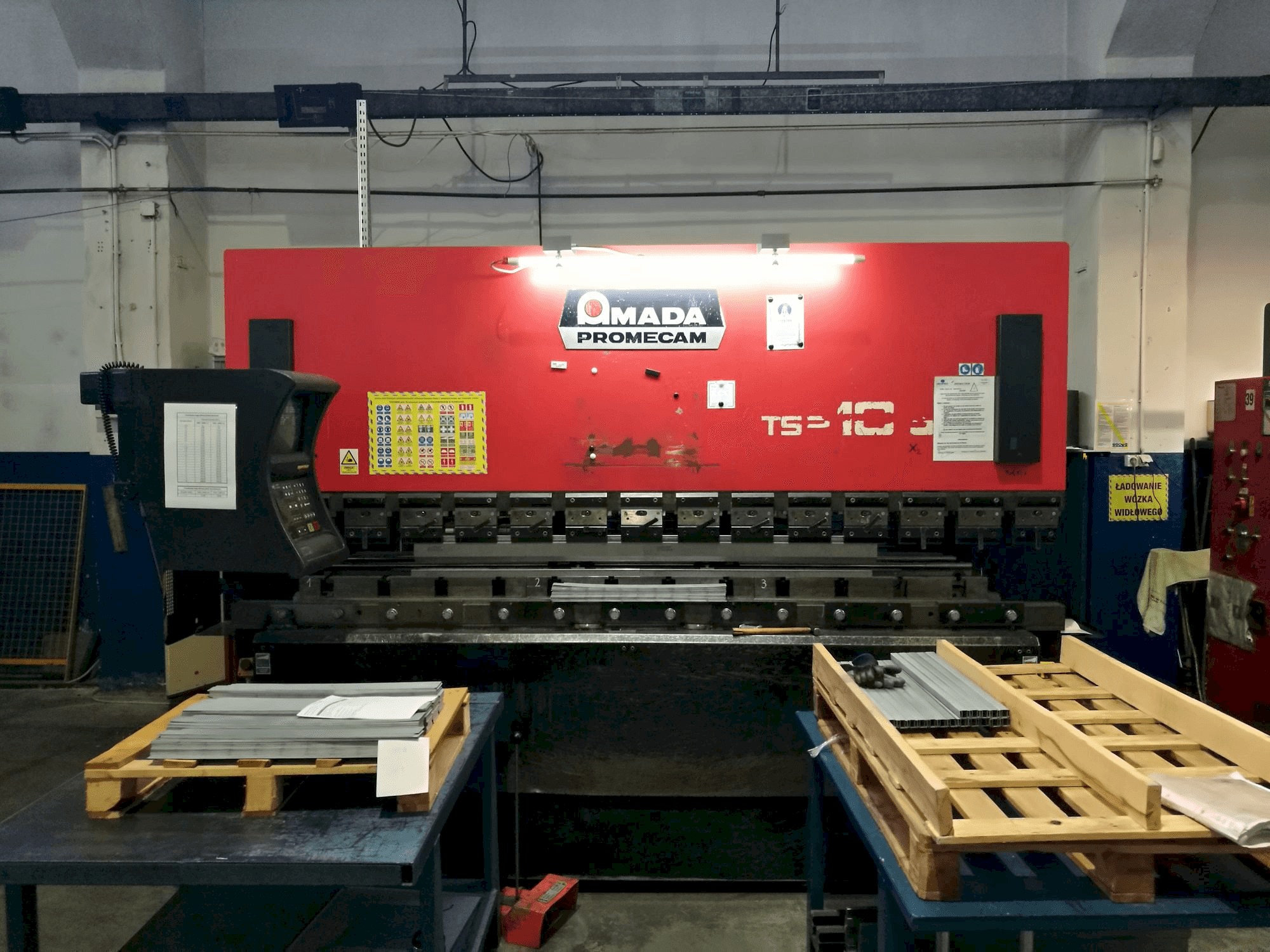 Frontansicht der AMADA ITS2 Maschine