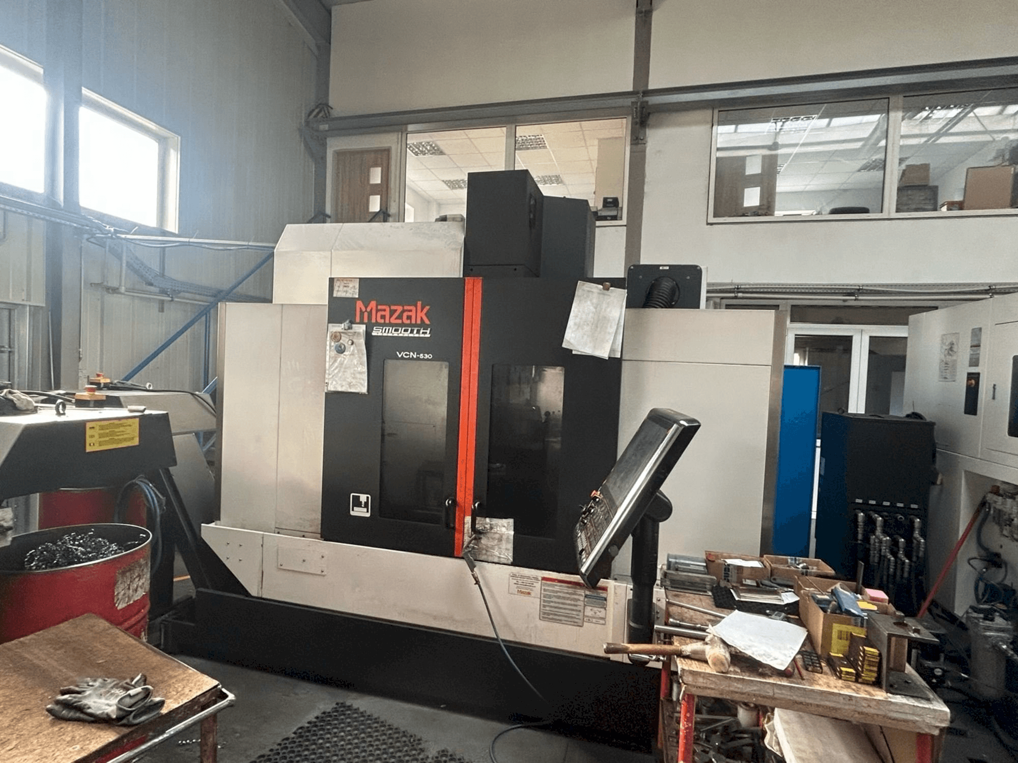 Frontansicht der Mazak VCN-530 Maschine