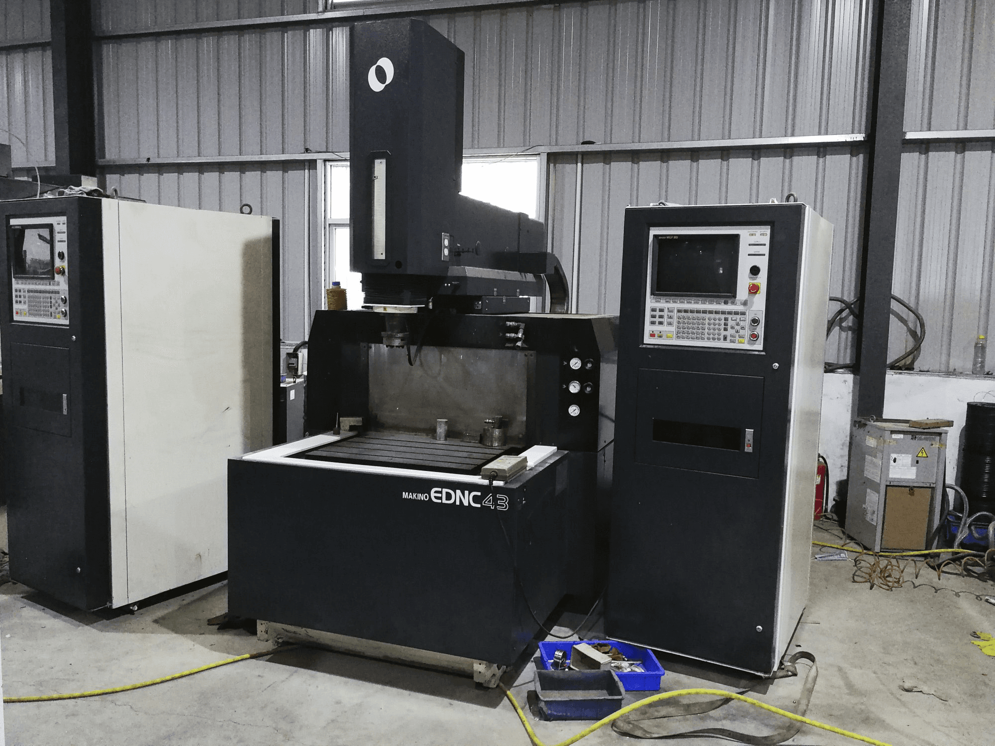 Frontansicht der Makino EDNC43 Maschine