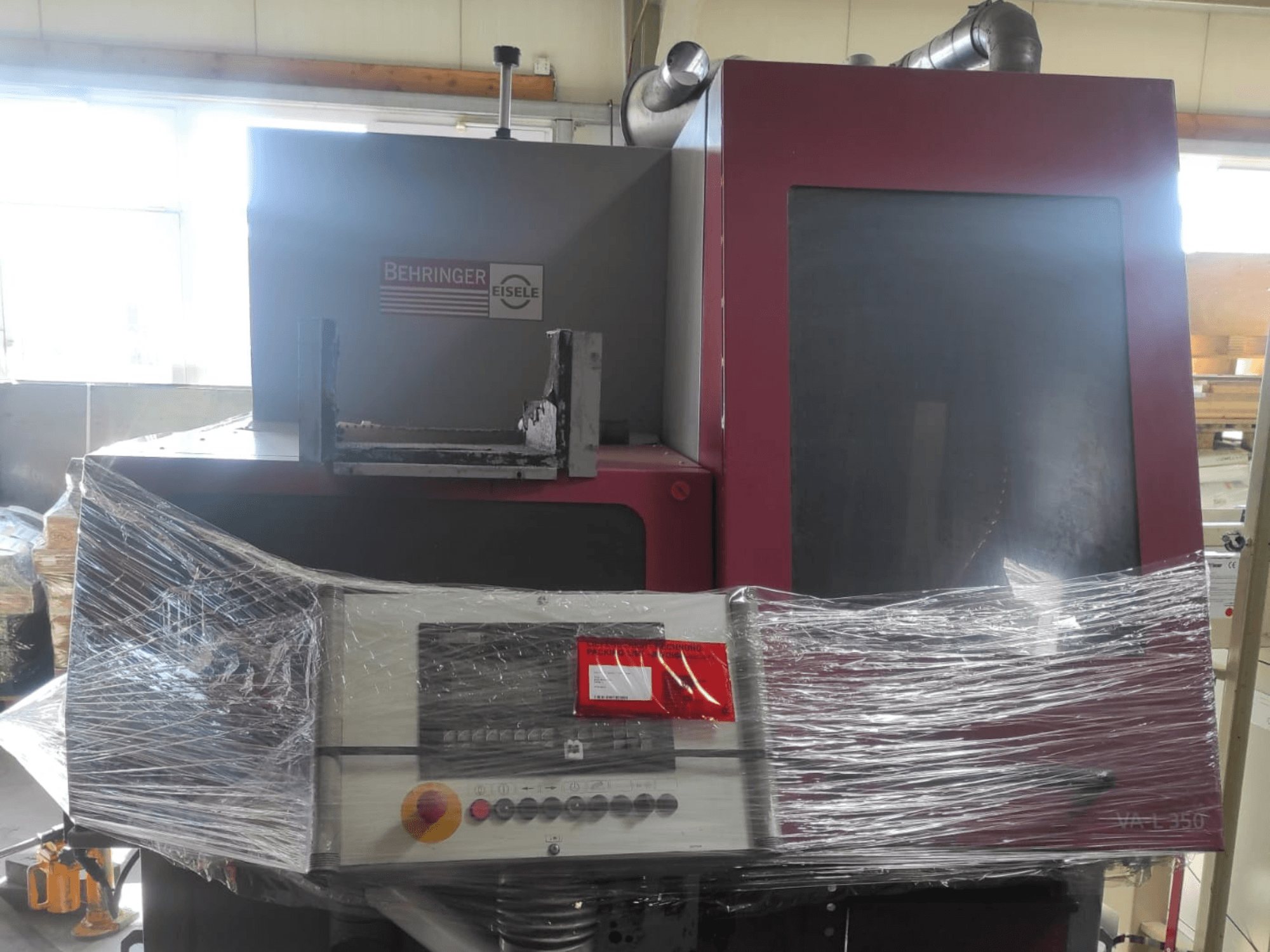 Behringer Eisele VA L 560 Gerät, Frontansicht, in Plastik verpackt, mit Bedienfeld und Tasten sichtbar.