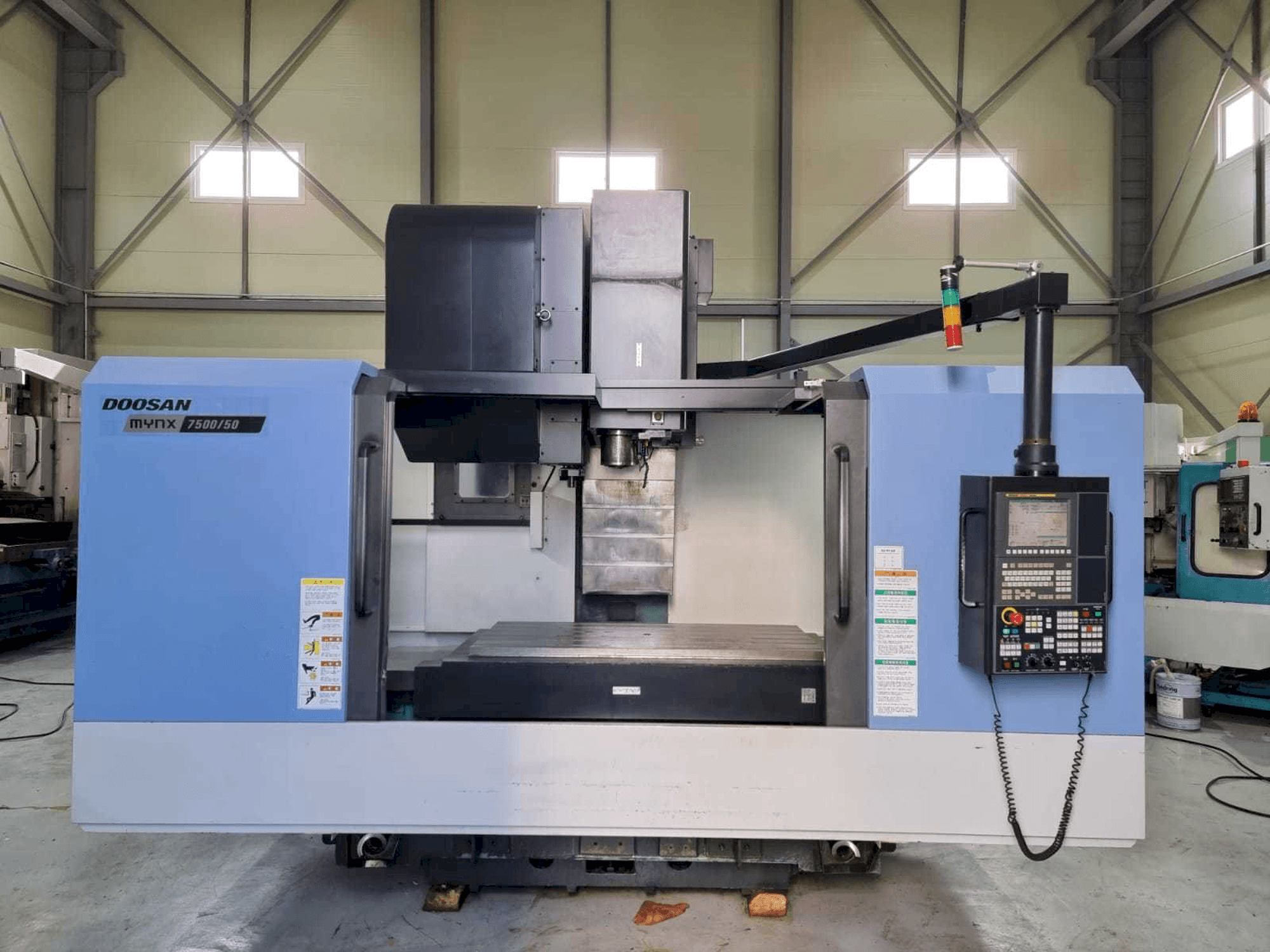 Frontansicht der Doosan Mynx 7500/50 Maschine