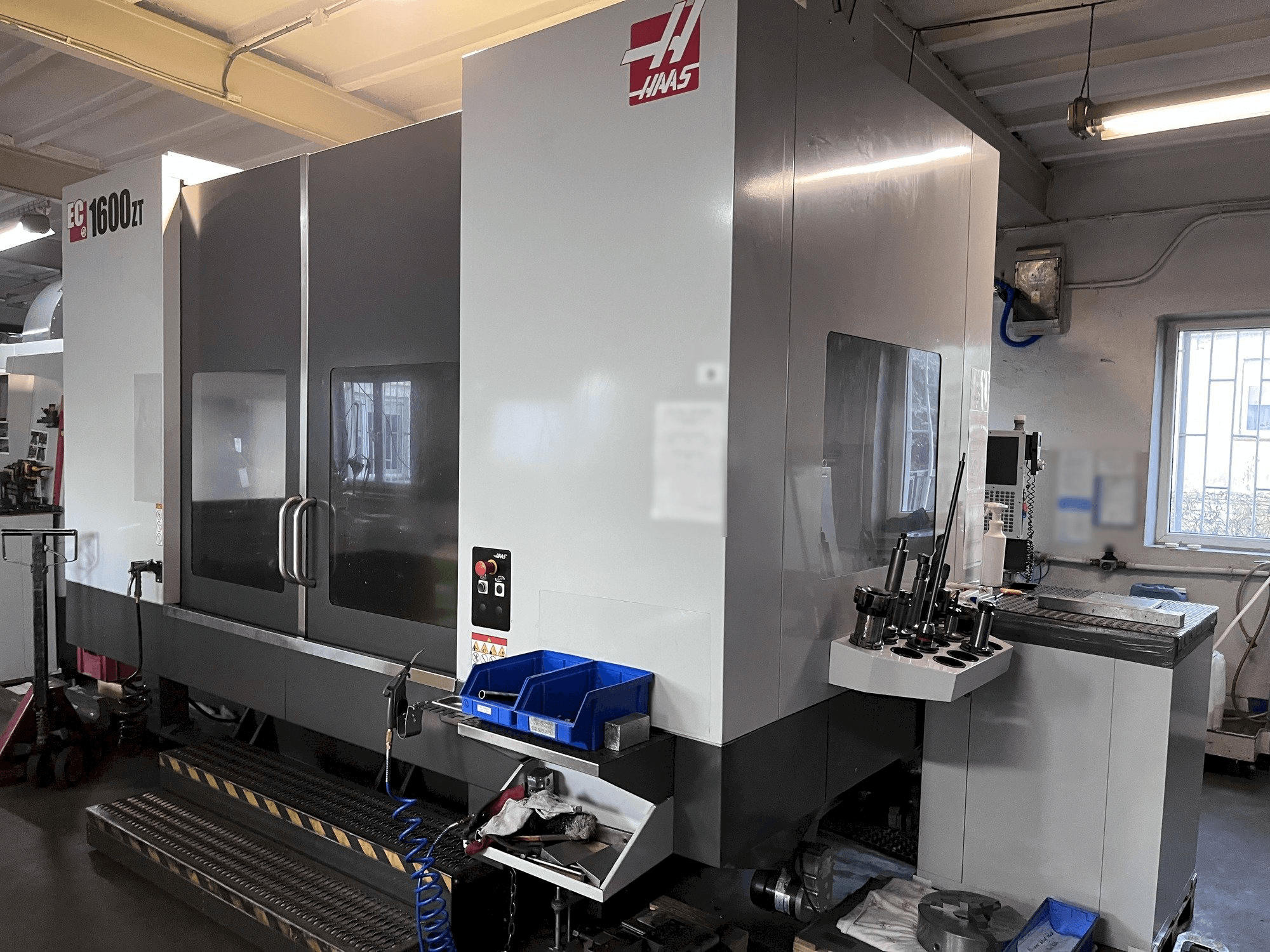 Frontansicht der HAAS EC-1600 ZT Maschine