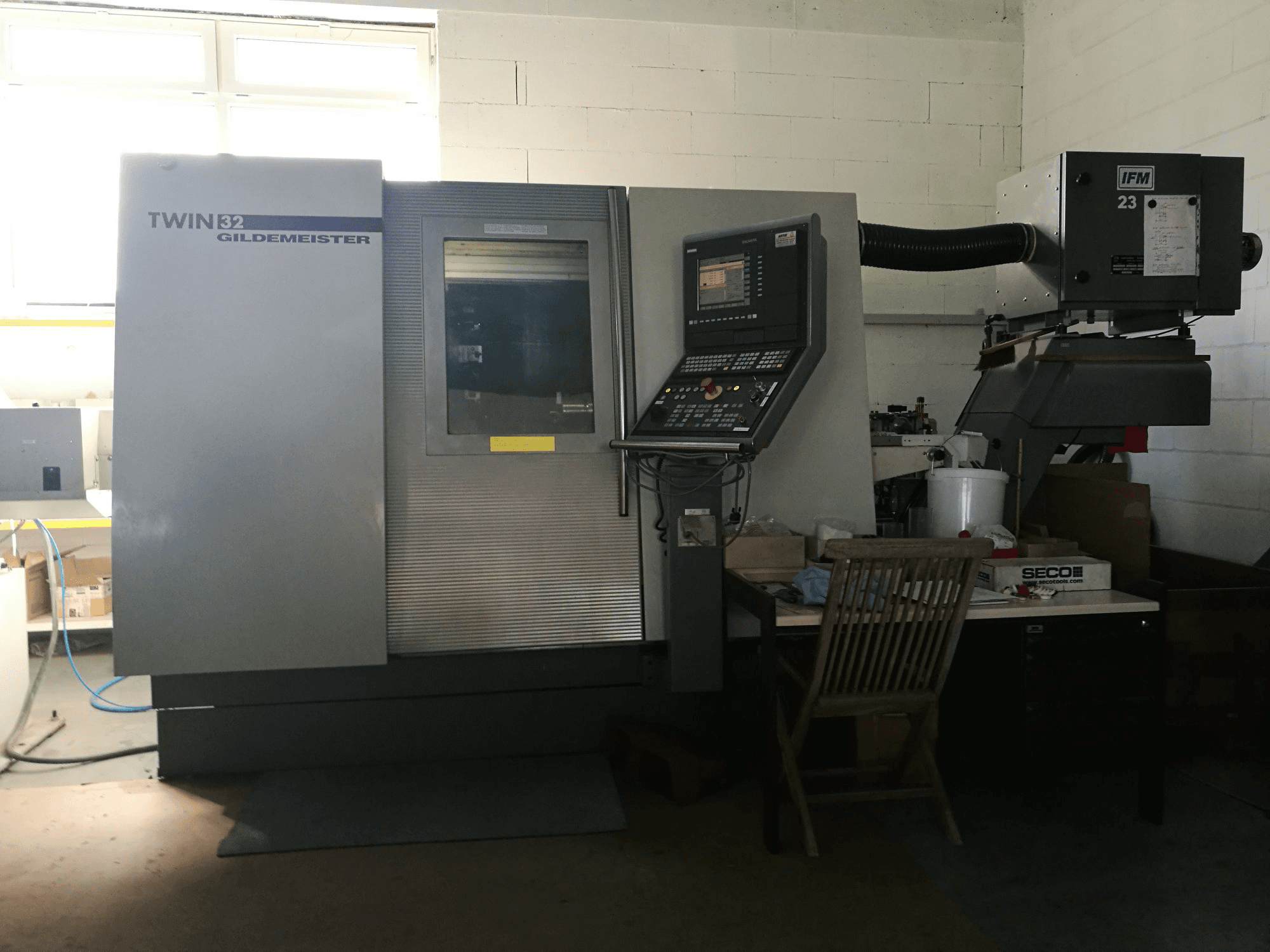 Frontansicht 2 der Gildemeister TWIN 32 Maschine