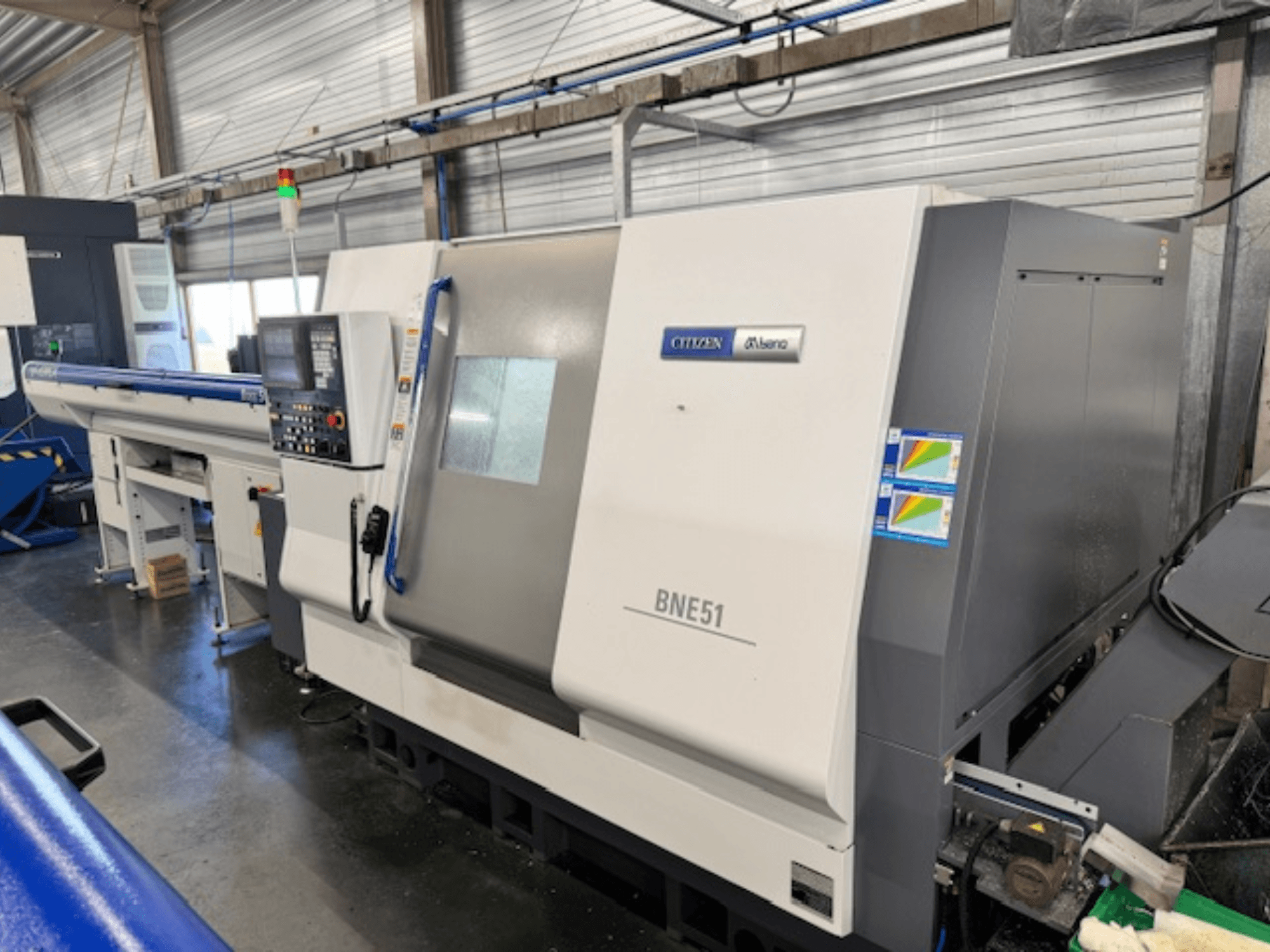 Citizen BNE-51MSY Horizontale Drehmaschine, Seitenansicht mit Bedienfeld und Vorschubmechanismus.