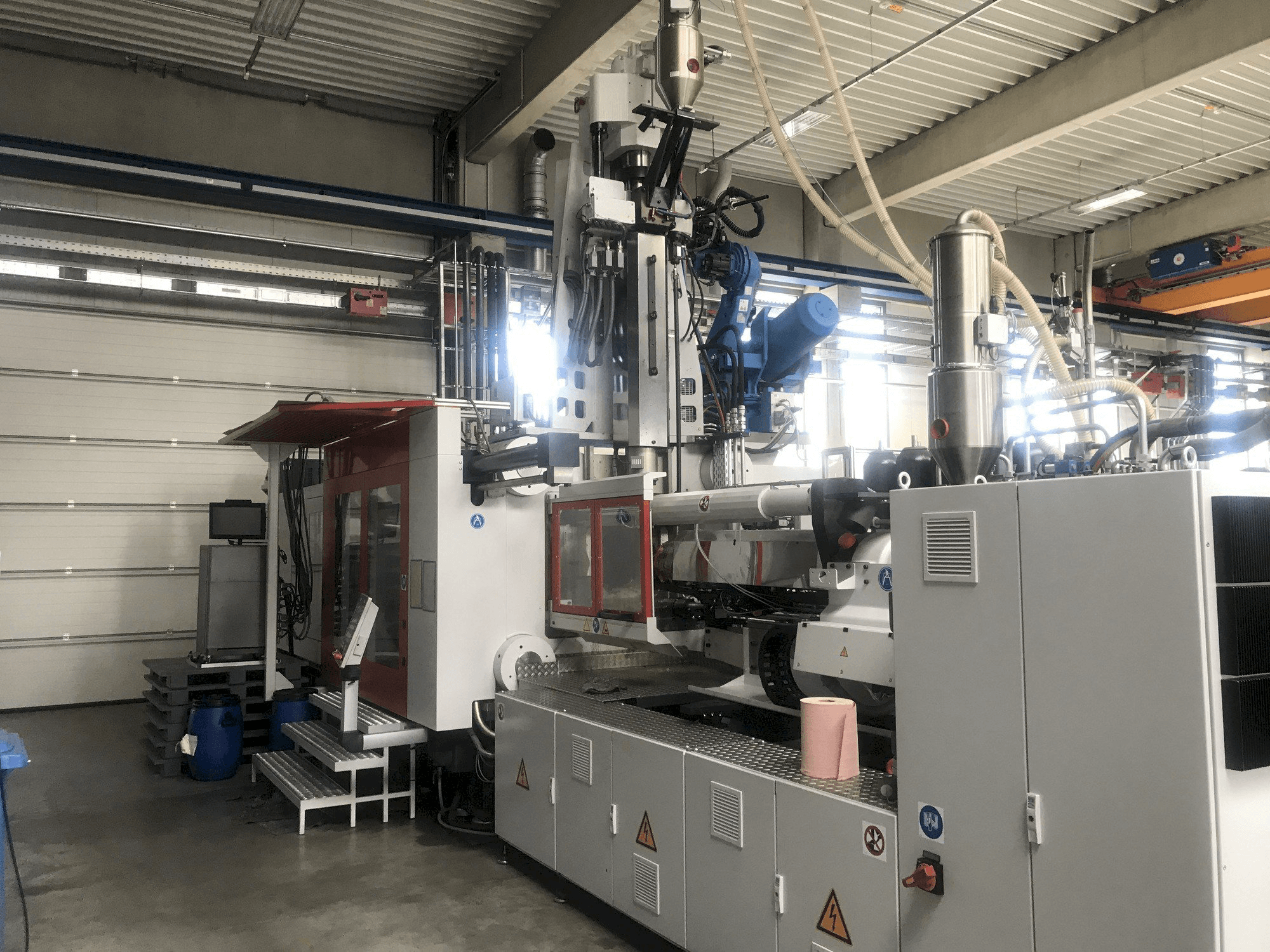 Frontansicht der FERROMATIK MILACRON MM 800 MSW Maschine