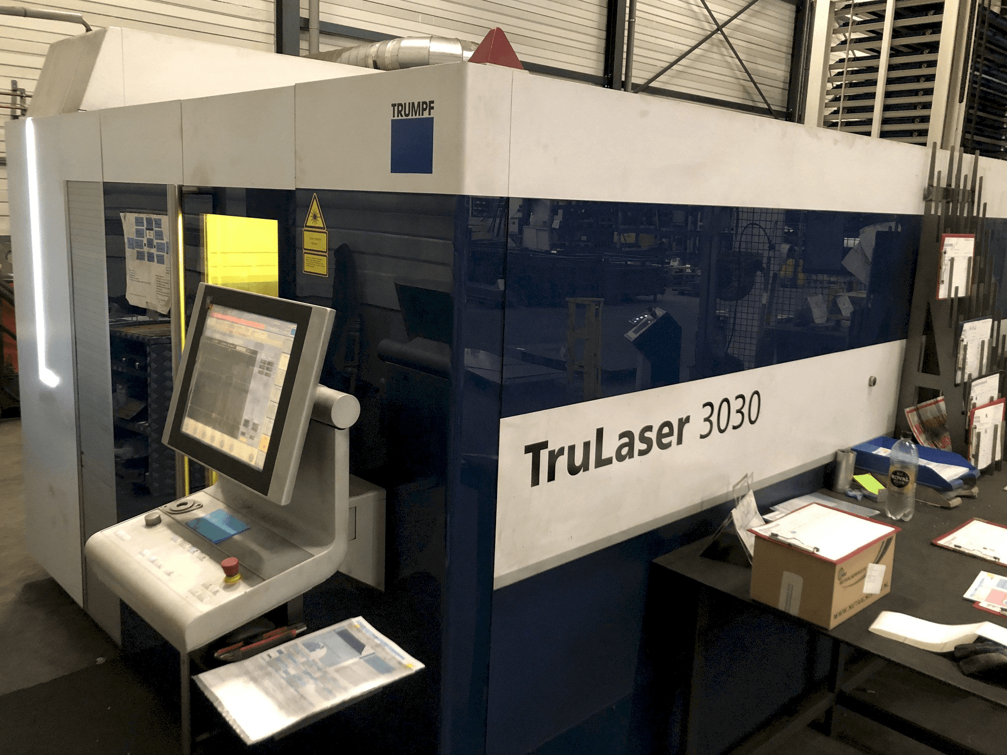 Frontansicht der Trumpf TruLaser 3030 fiber Maschine