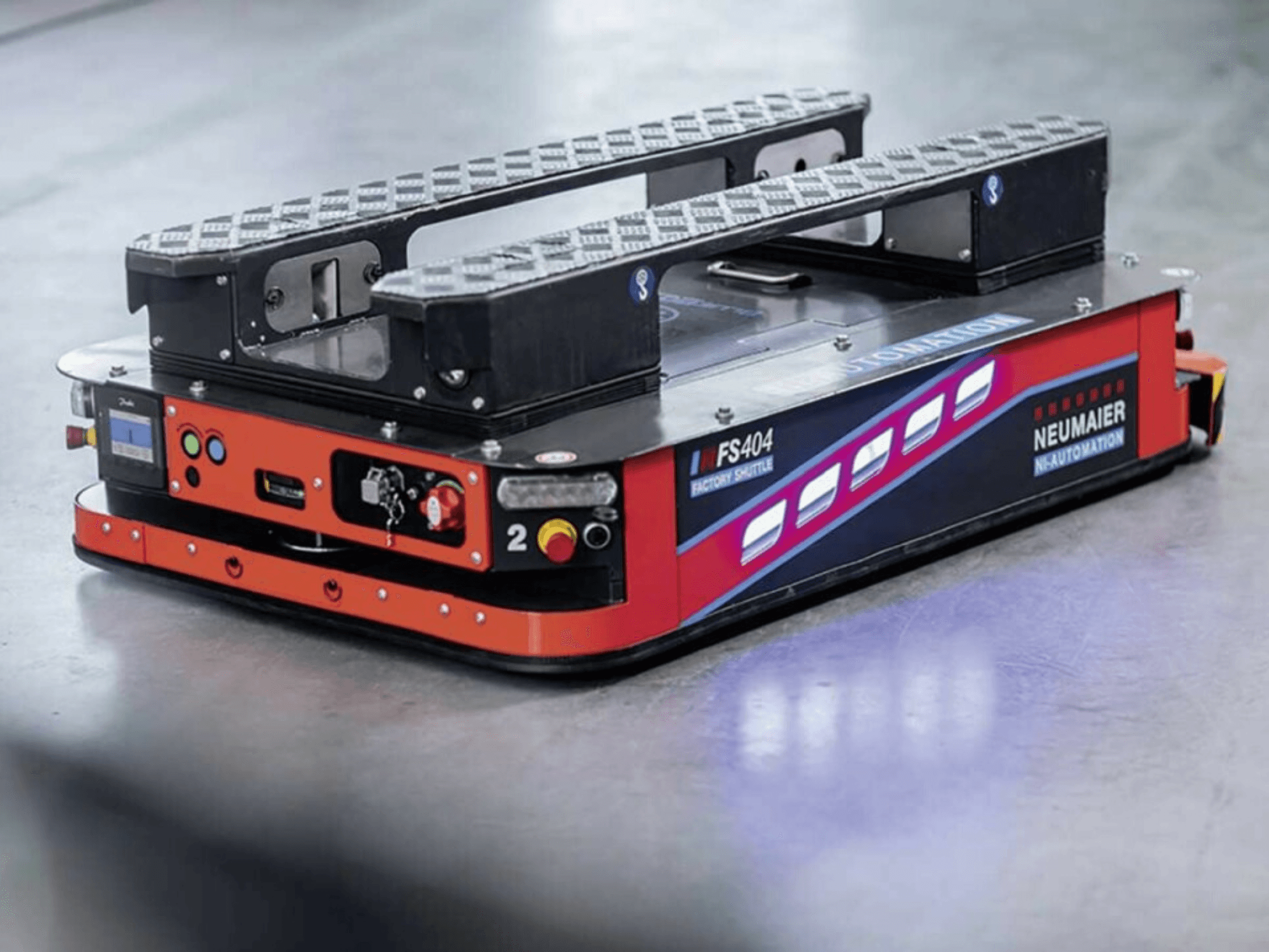 NEUMAIER AGV Factory Shuttle FS404, Niederflur-Palettenhandlingsystem, Seitenansicht mit Rädern, Bedienelementen und Sicherheitseinrichtungen.