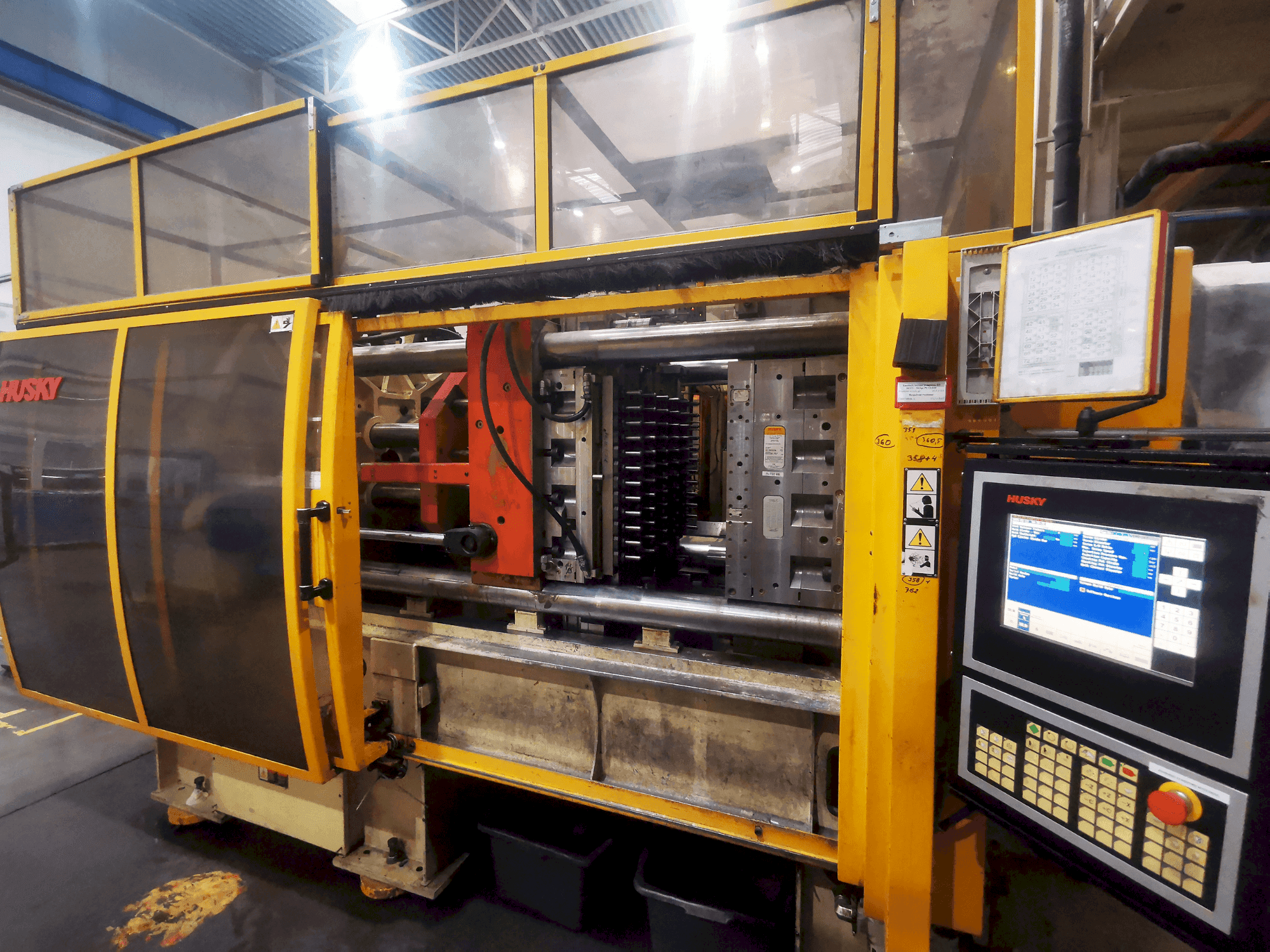 Frontansicht der Husky GL 300PET P100/110 E12O Maschine