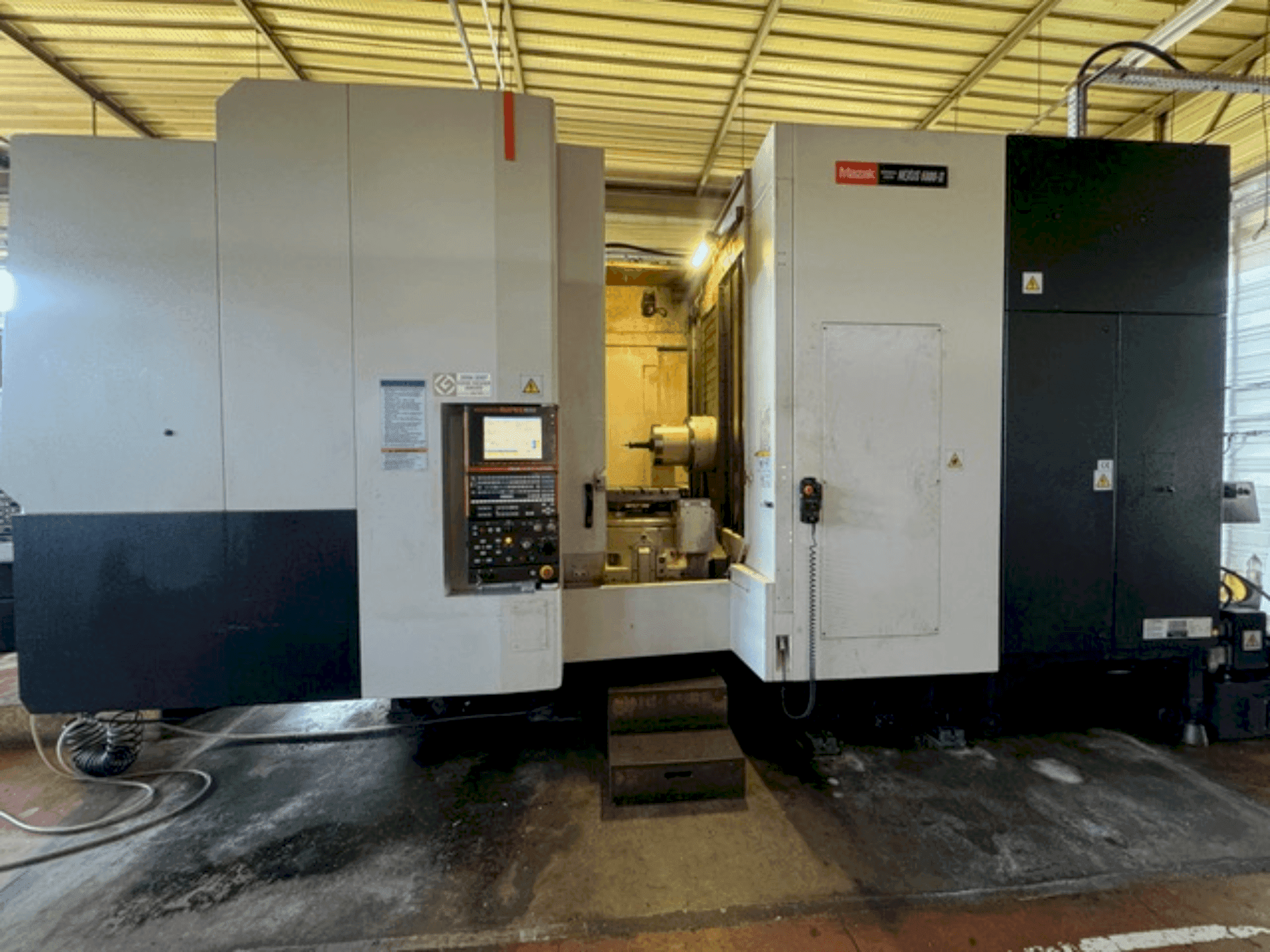 Frontansicht der Mazak HC NEXUS 6800II Maschine