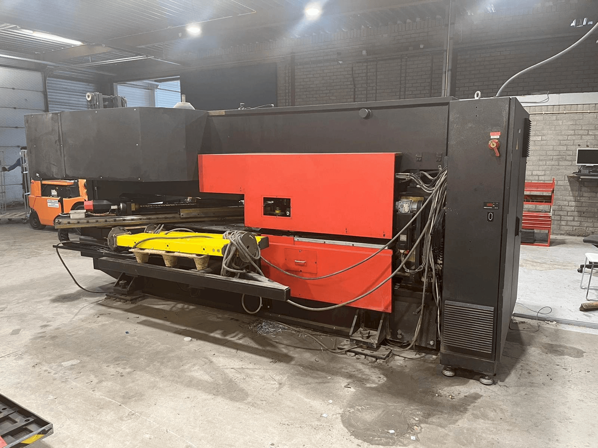 Frontansicht der AMADA Arcade 212 Maschine