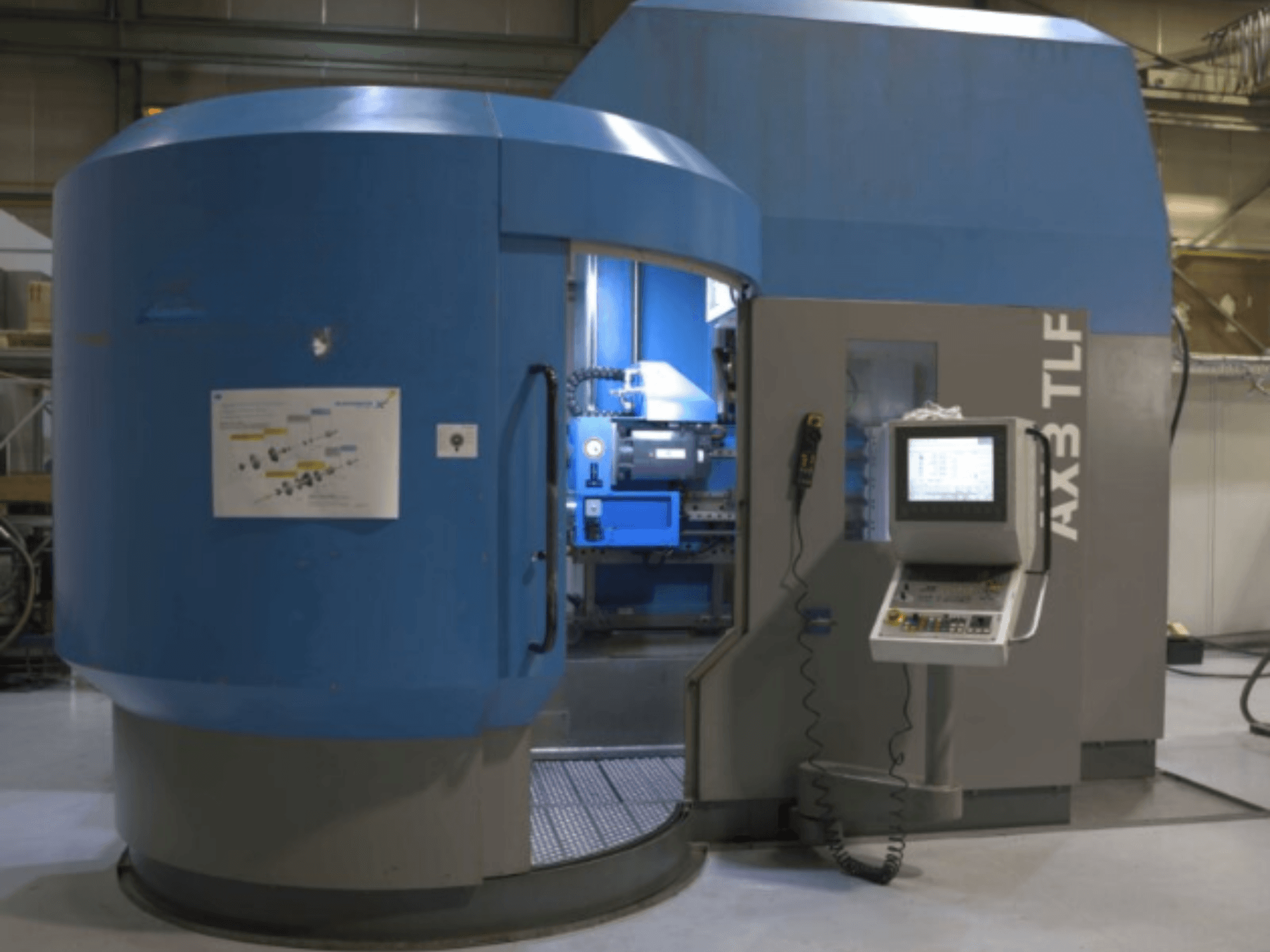 Bohrmaschine IXION Auerbach IA2 TLF-1200.4 in der Vorderansicht; mit Bedienfeld und blauem Gehäuse.