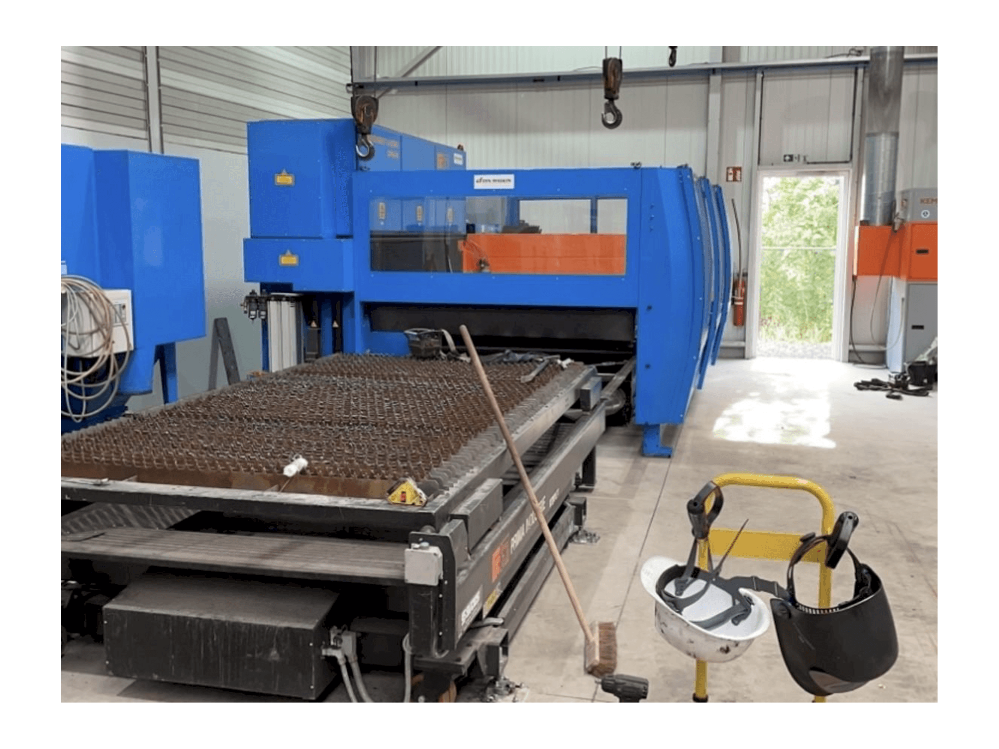 Frontansicht der Prima Industrie Platino 1530 Maschine