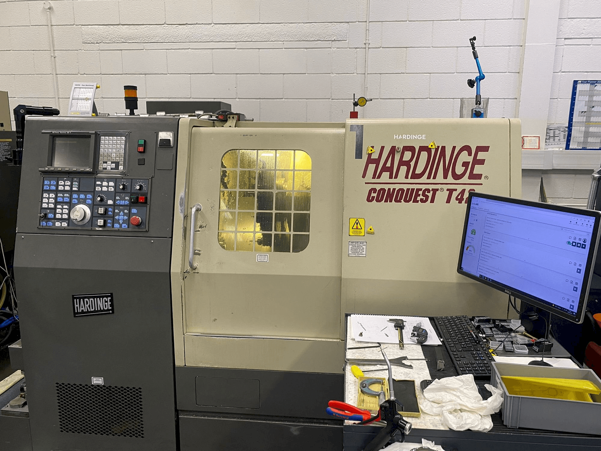Frontansicht der HARDINGE Conquest T42 Maschine