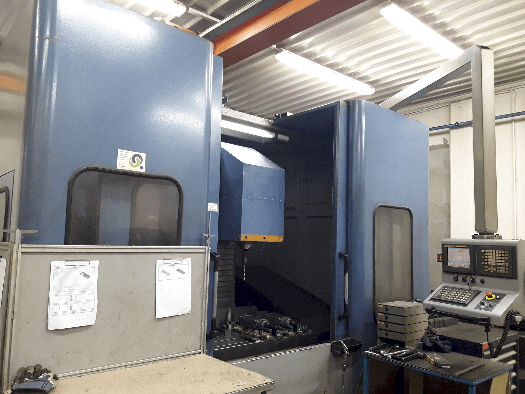 Frontansicht der Fms Isx12 Maschine