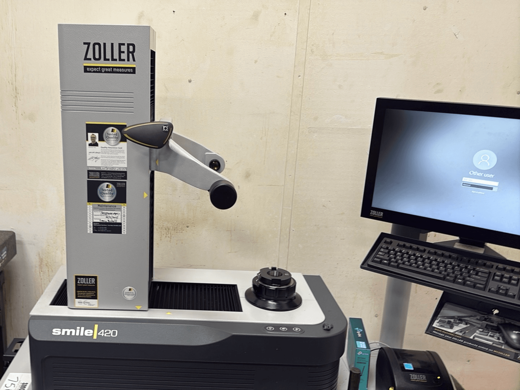 ZOLLER smile|420 setup with measuring arm, monitor in front view; includes technical controls and labels.