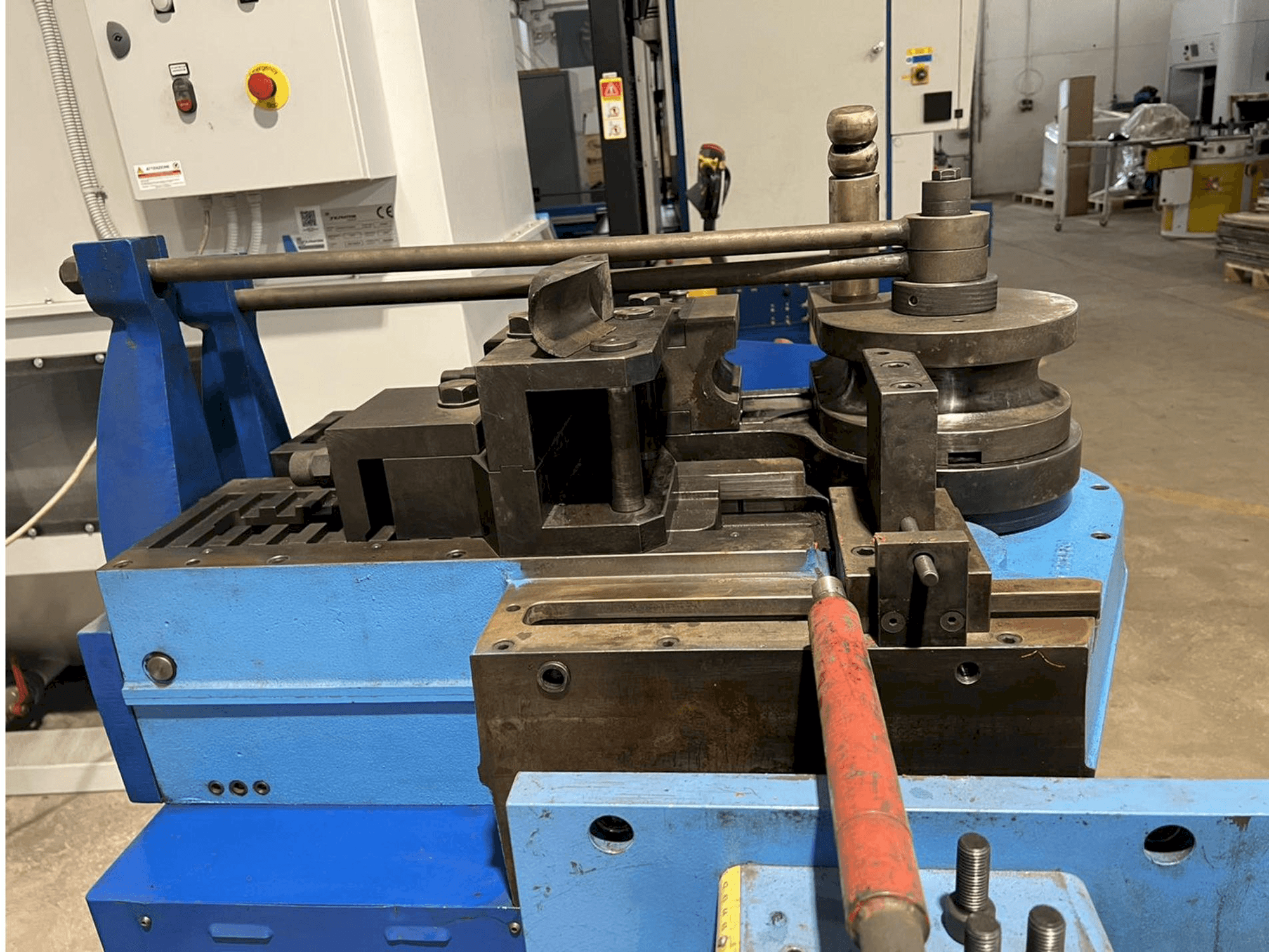 Linke Seitenansicht der CBC Uni 90 Maschine