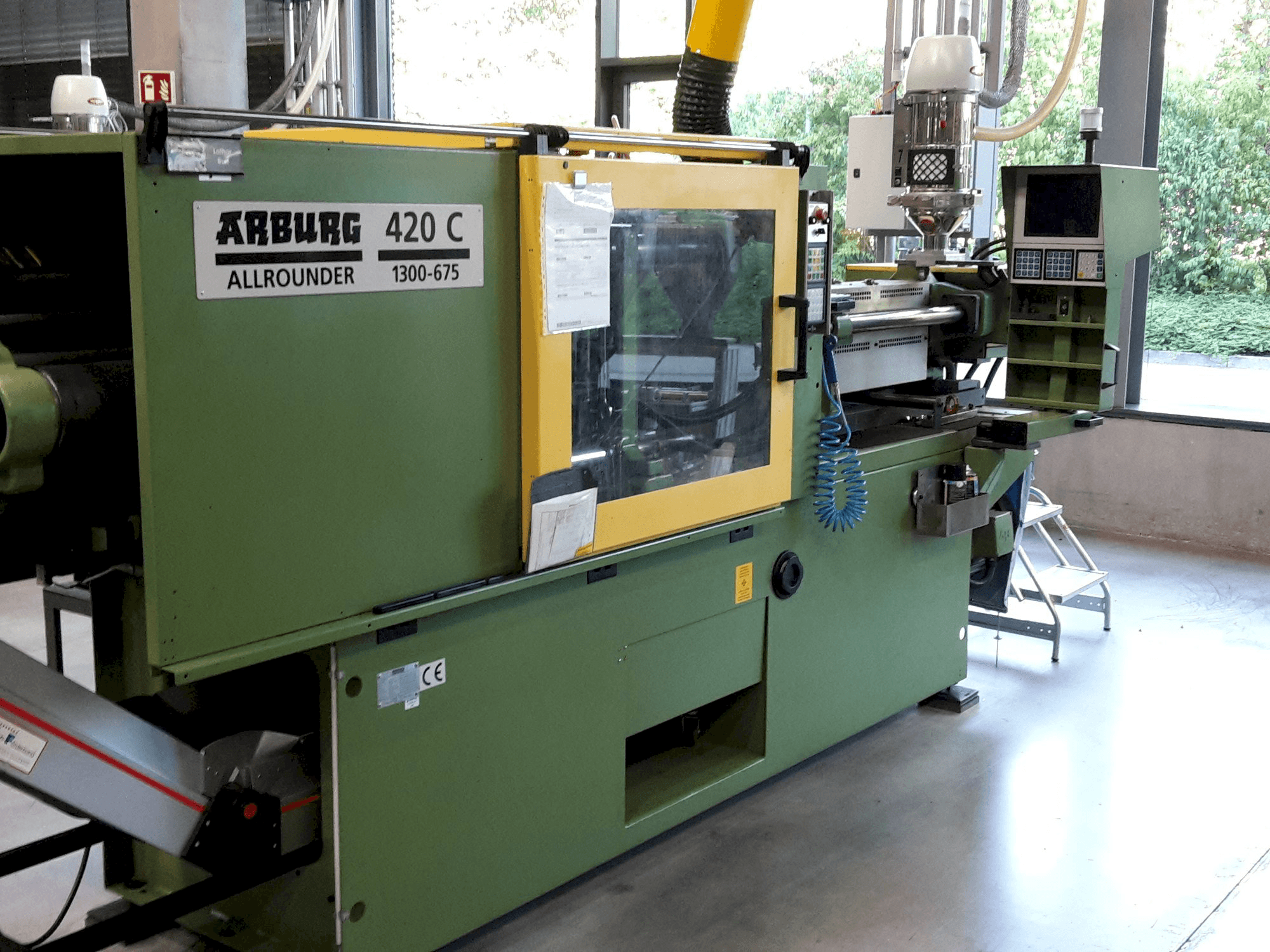 Frontansicht der Arburg Allrounder 420 C 1300 - 675 Maschine