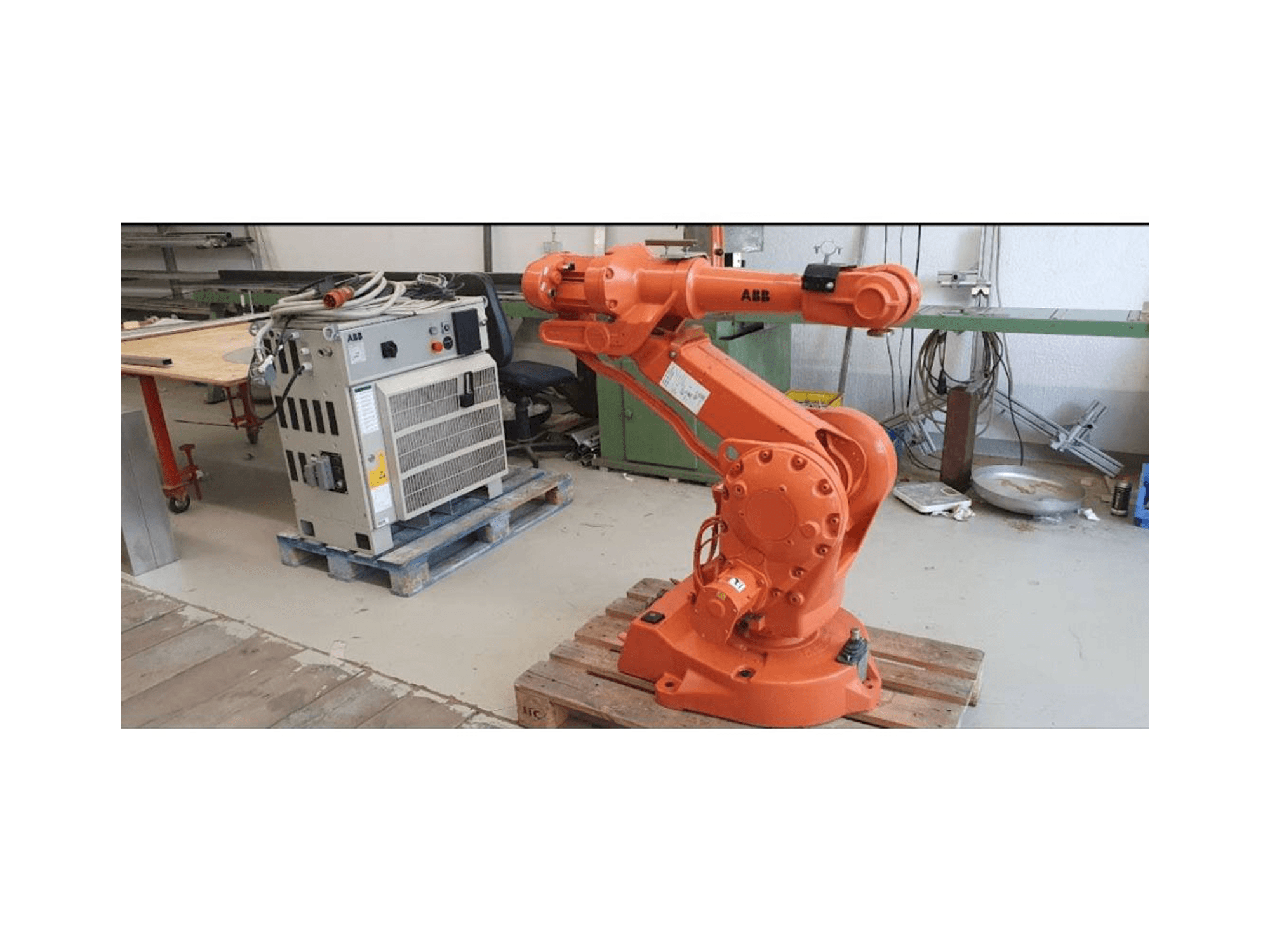 Frontansicht der ABB IRB 2400 M2000 Maschine