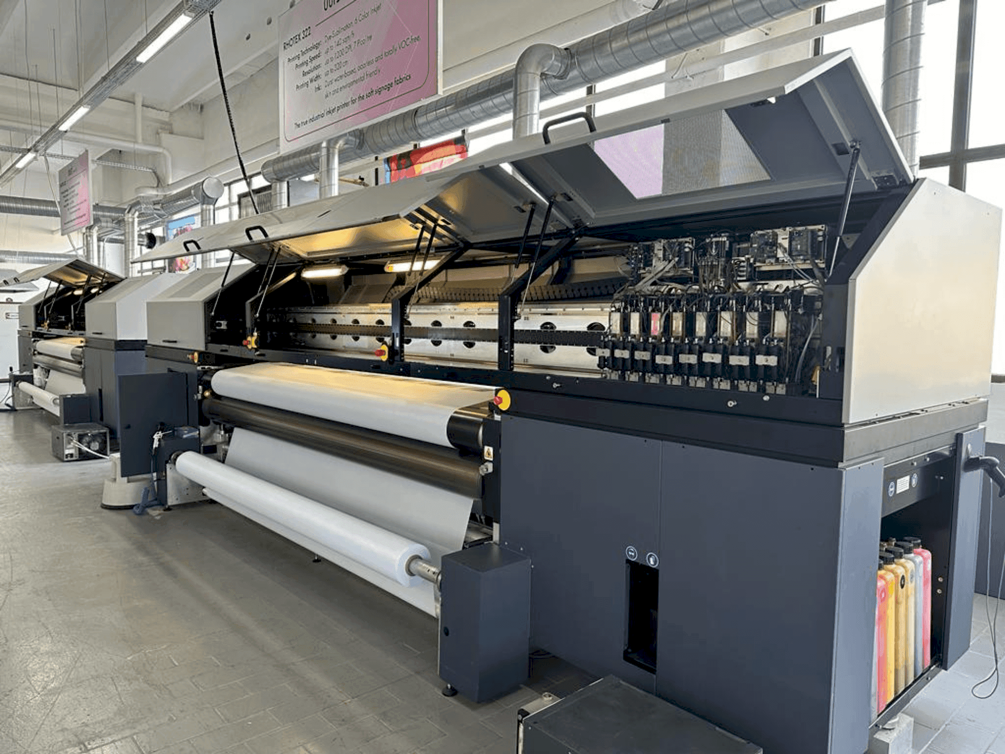 Frontansicht der Durst Rhotex 322 Maschine