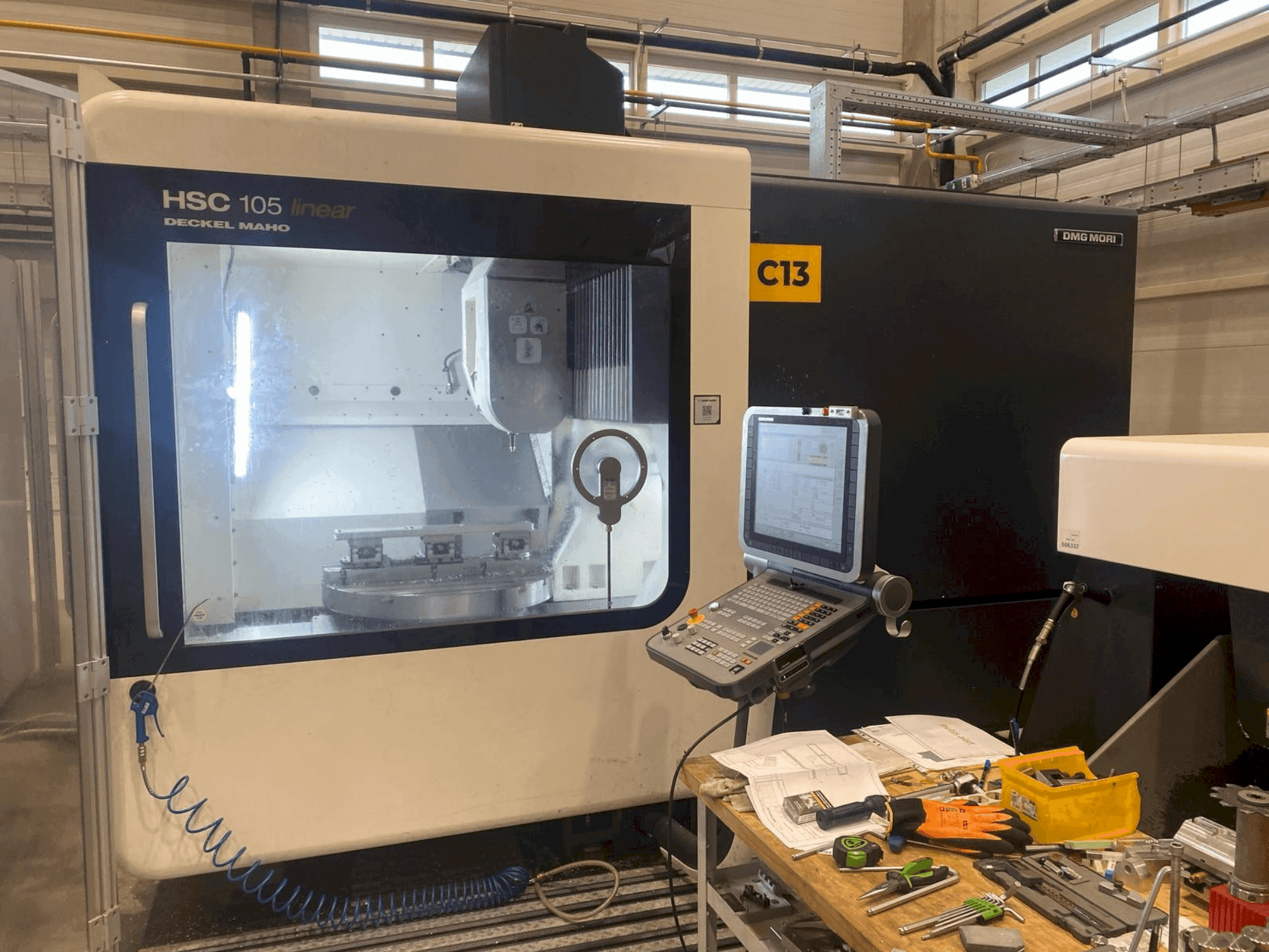 Frontansicht der DMG MORI HSC 105 Maschine
