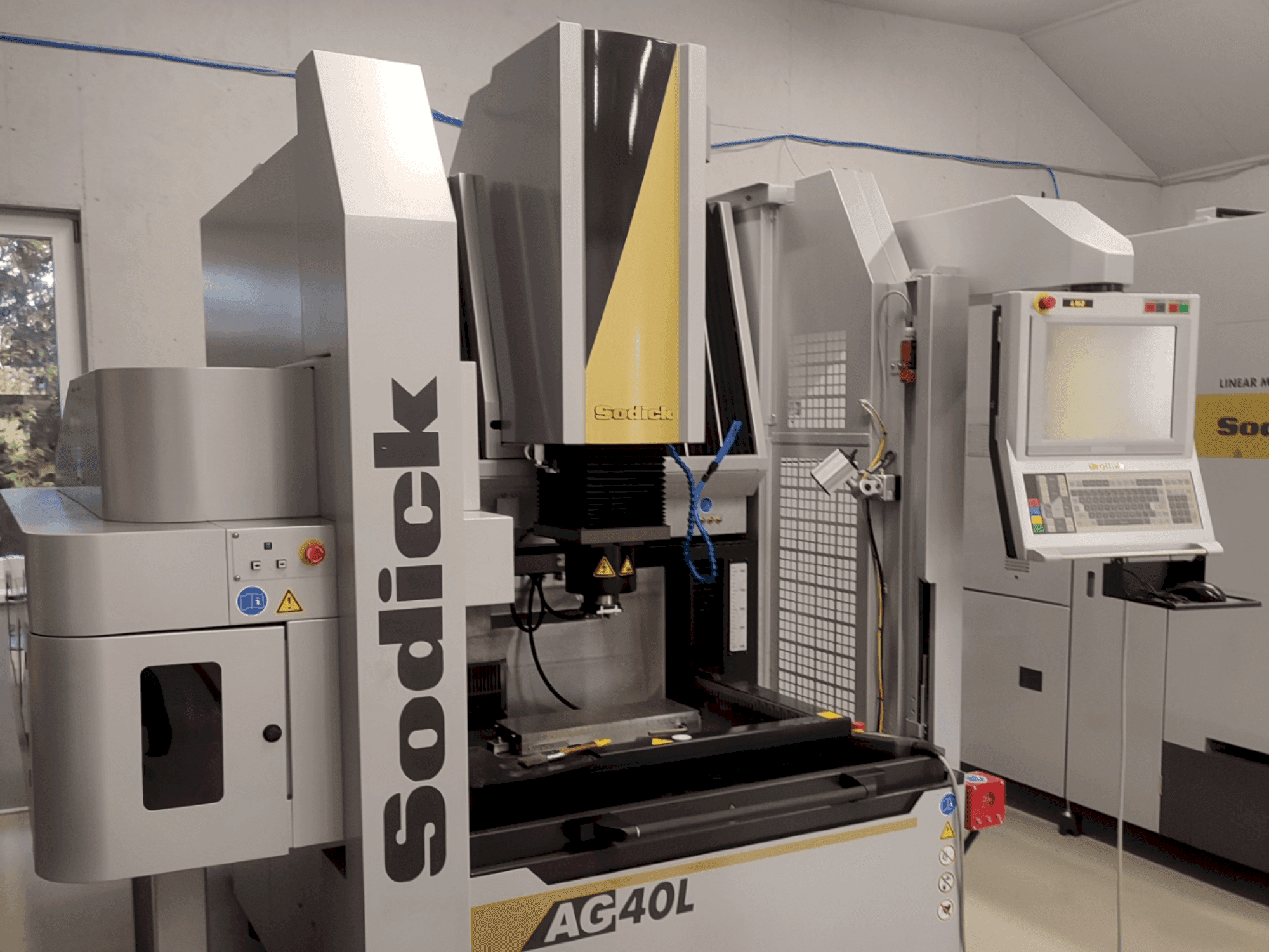 Frontansicht der Sodick AG40L Maschine