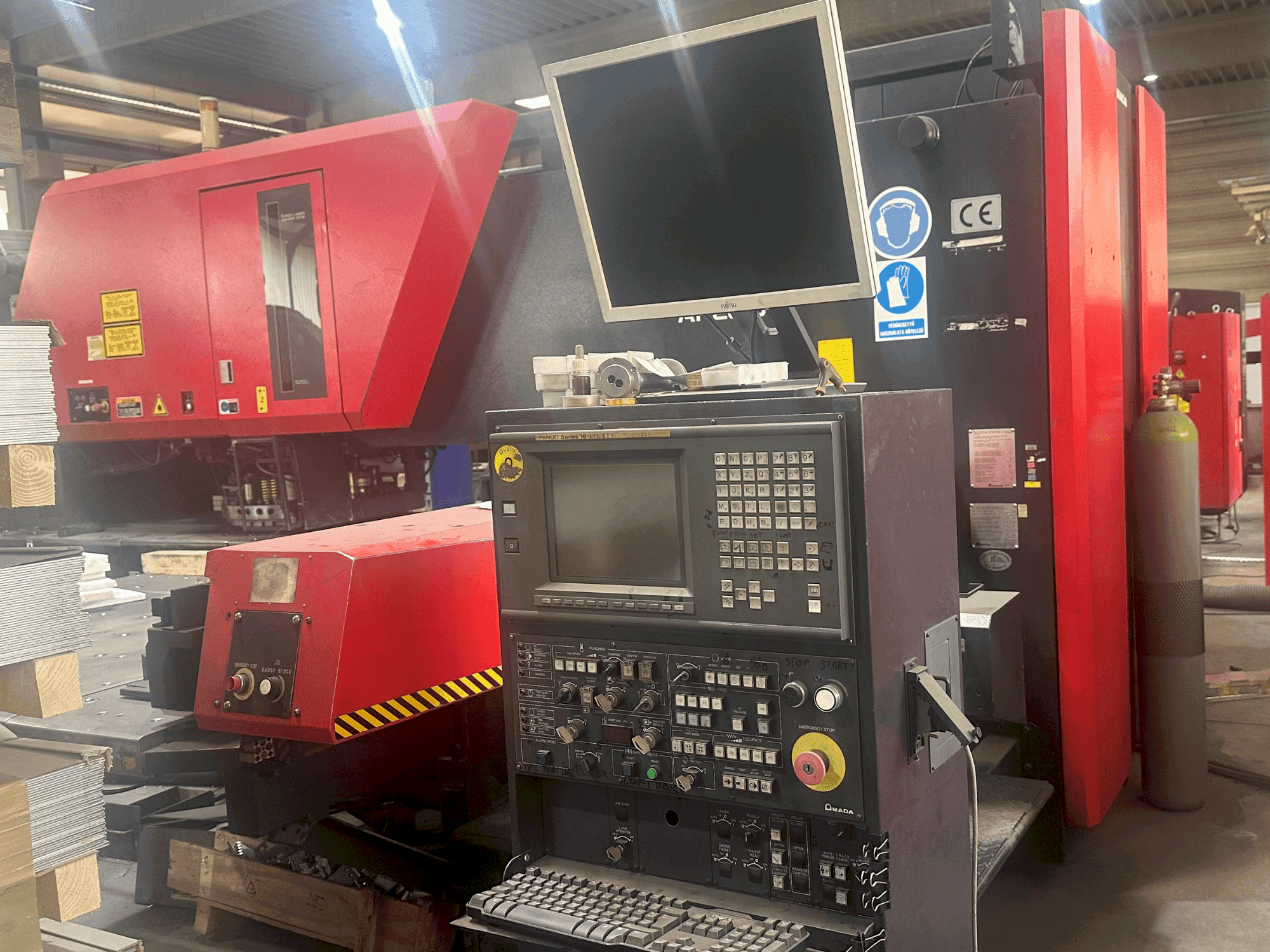 Frontansicht der AMADA Apelio III 2610V Maschine