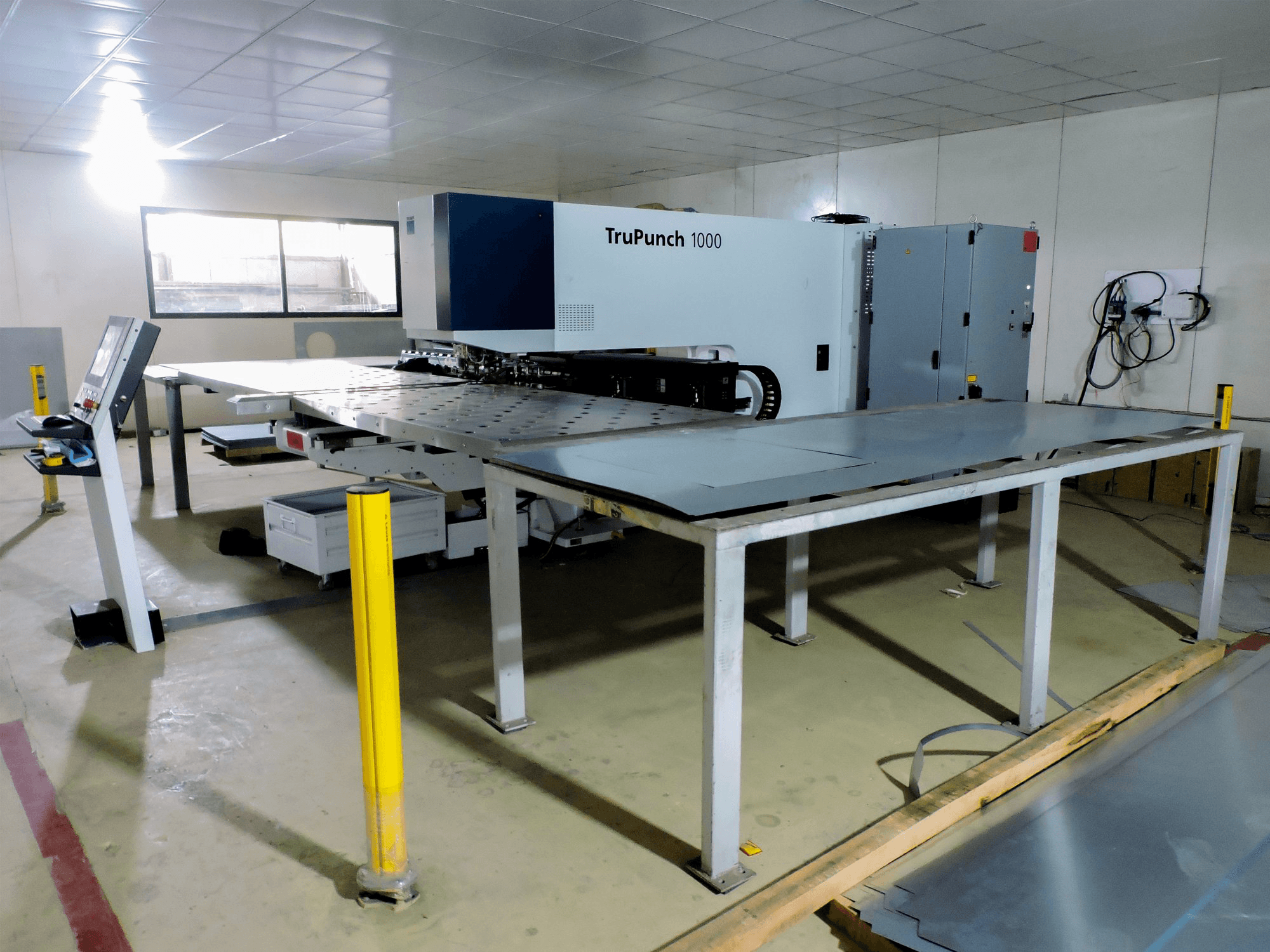 Right view of Trumpf TruPunch 1000 machine