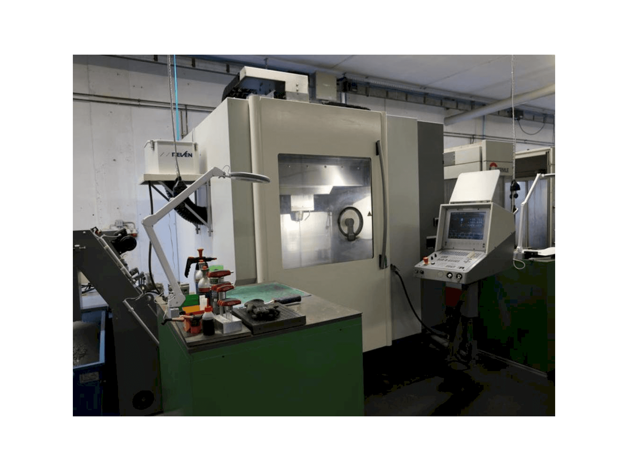 Frontansicht der DMG DMC65V Maschine