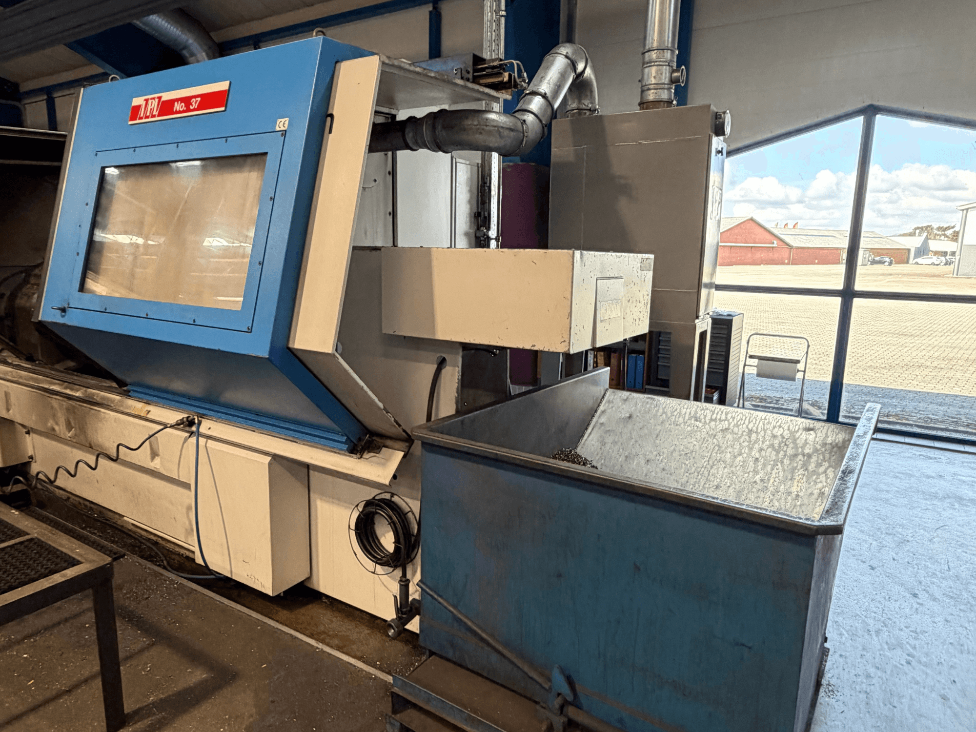 Horizontal-Drehmaschine BOEHRINGER VDF 315 CM, Frontansicht mit blauer Platte und Abfallsammelbehälter.