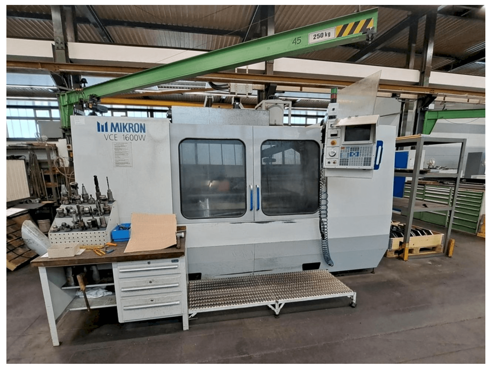 Frontansicht der HAAS MIKRON VCE 1600W Maschine
