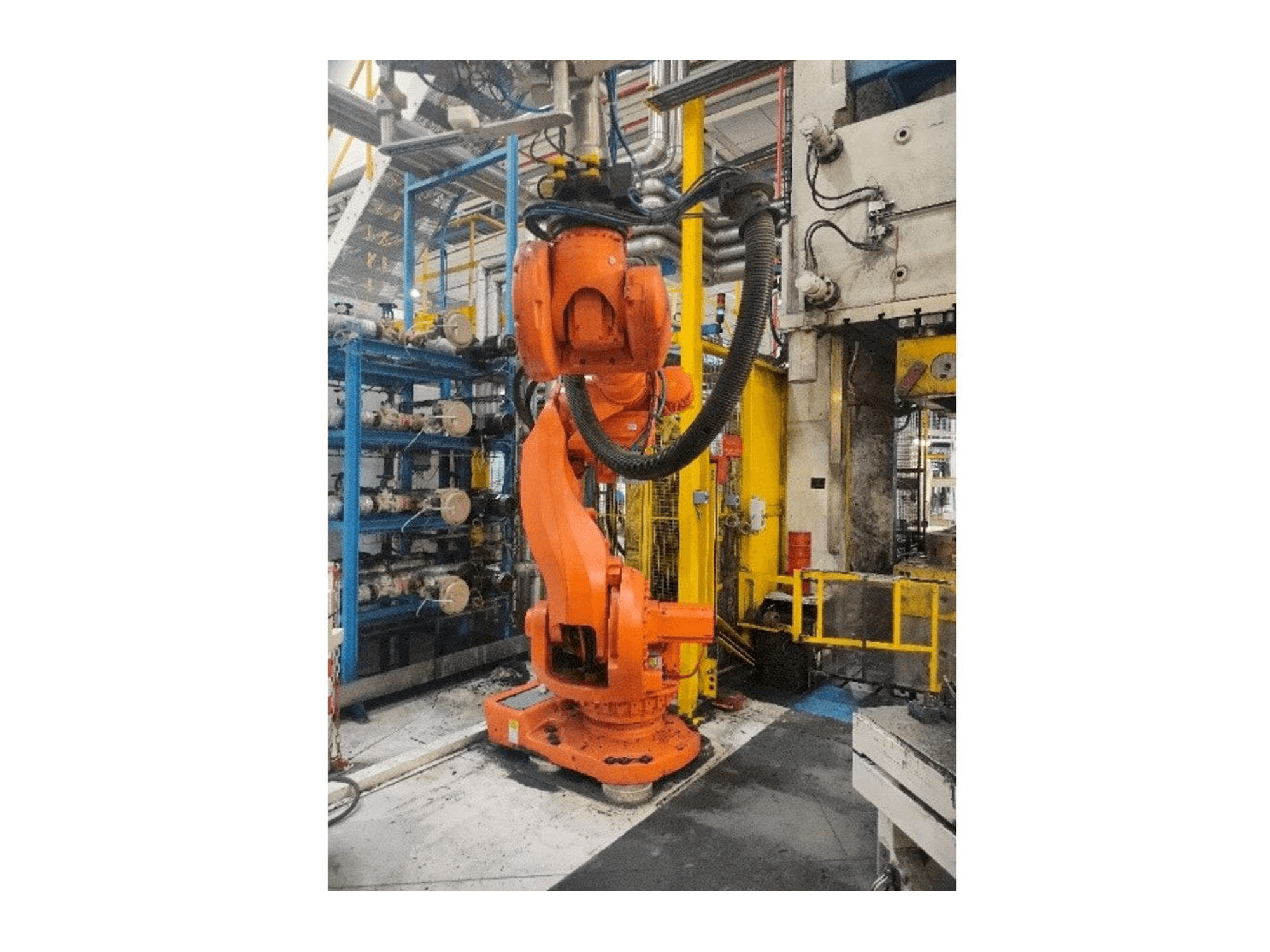 Frontansicht der ABB IRC5 M2004 Maschine