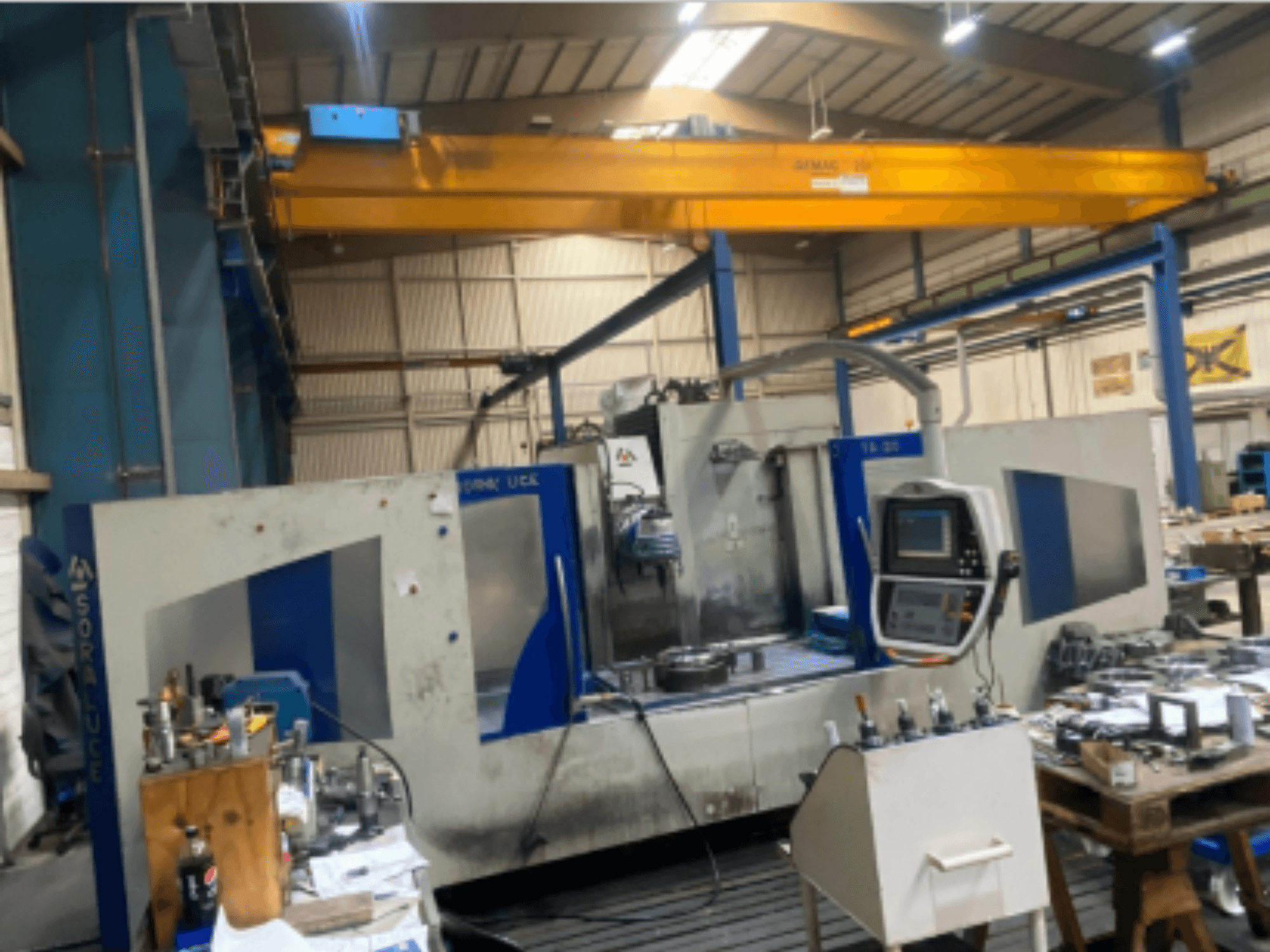 Soraluce TA-A20 Bettfräsmaschine, Vorderansicht, mit Bedienfeld und Arbeitsbereich mit Werkzeugen und Materialien.