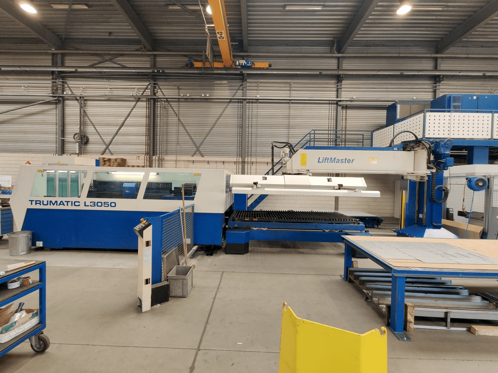 Frontansicht der Trumpf Trumatic L3050 + Liftmaster Maschine