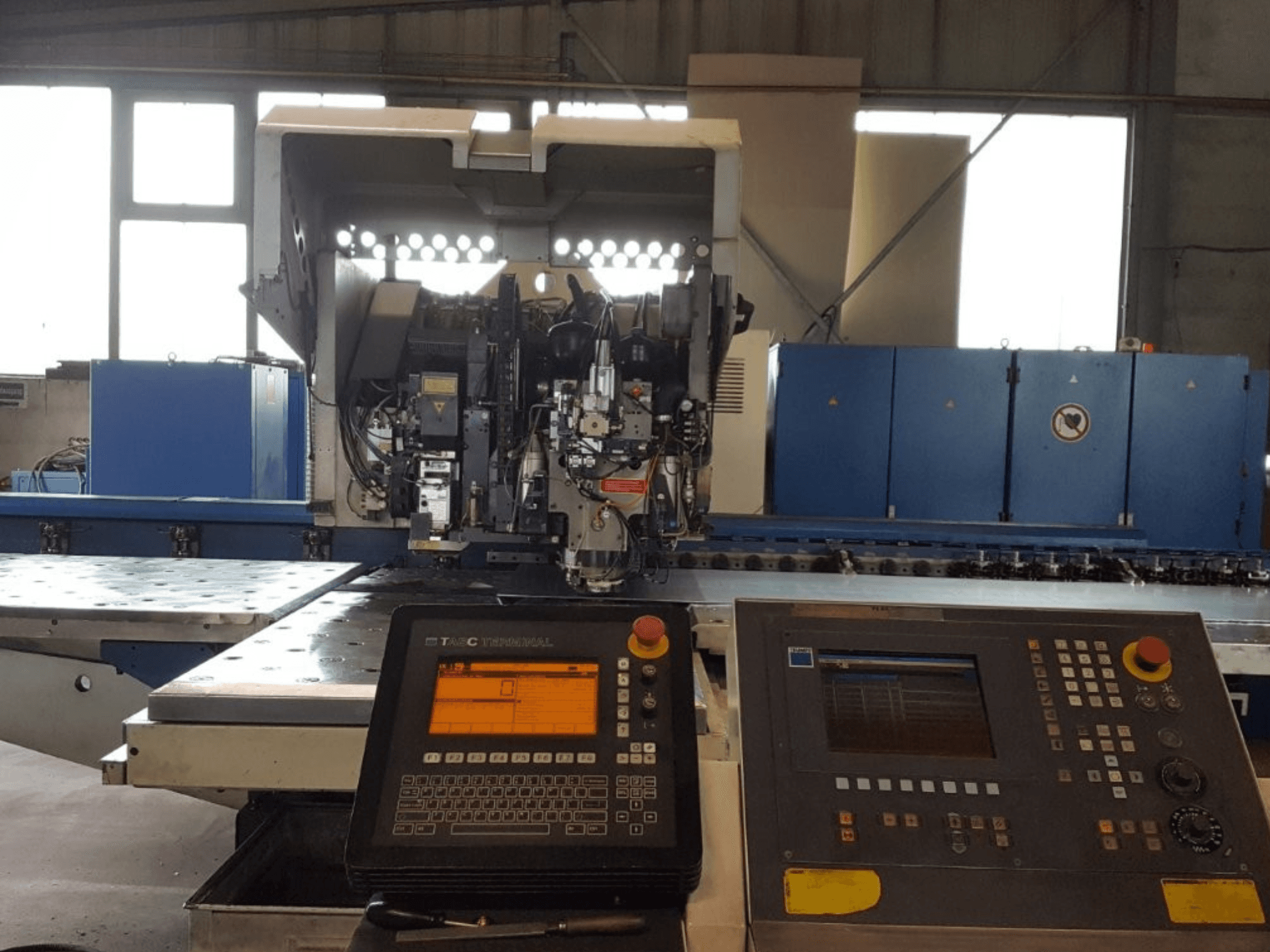 TRUMPF Trumatic 600L Stanz-Laser-Kombination, Frontansicht, zeigt Bedienfeld und Maschinendetails in einer Werkstattumgebung.