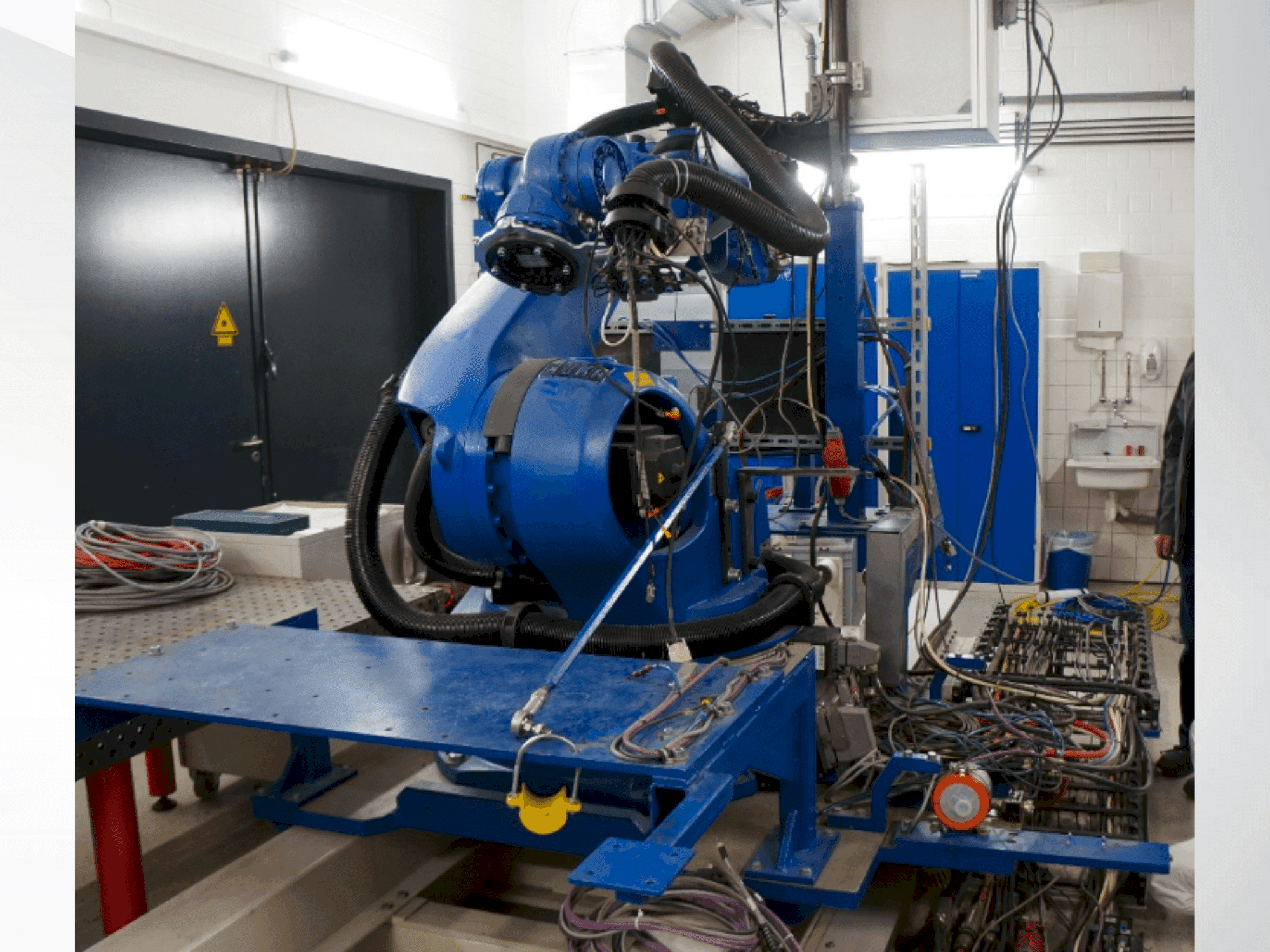 Seitenansicht der KUKA KR 100-2 HA 2000 Maschine