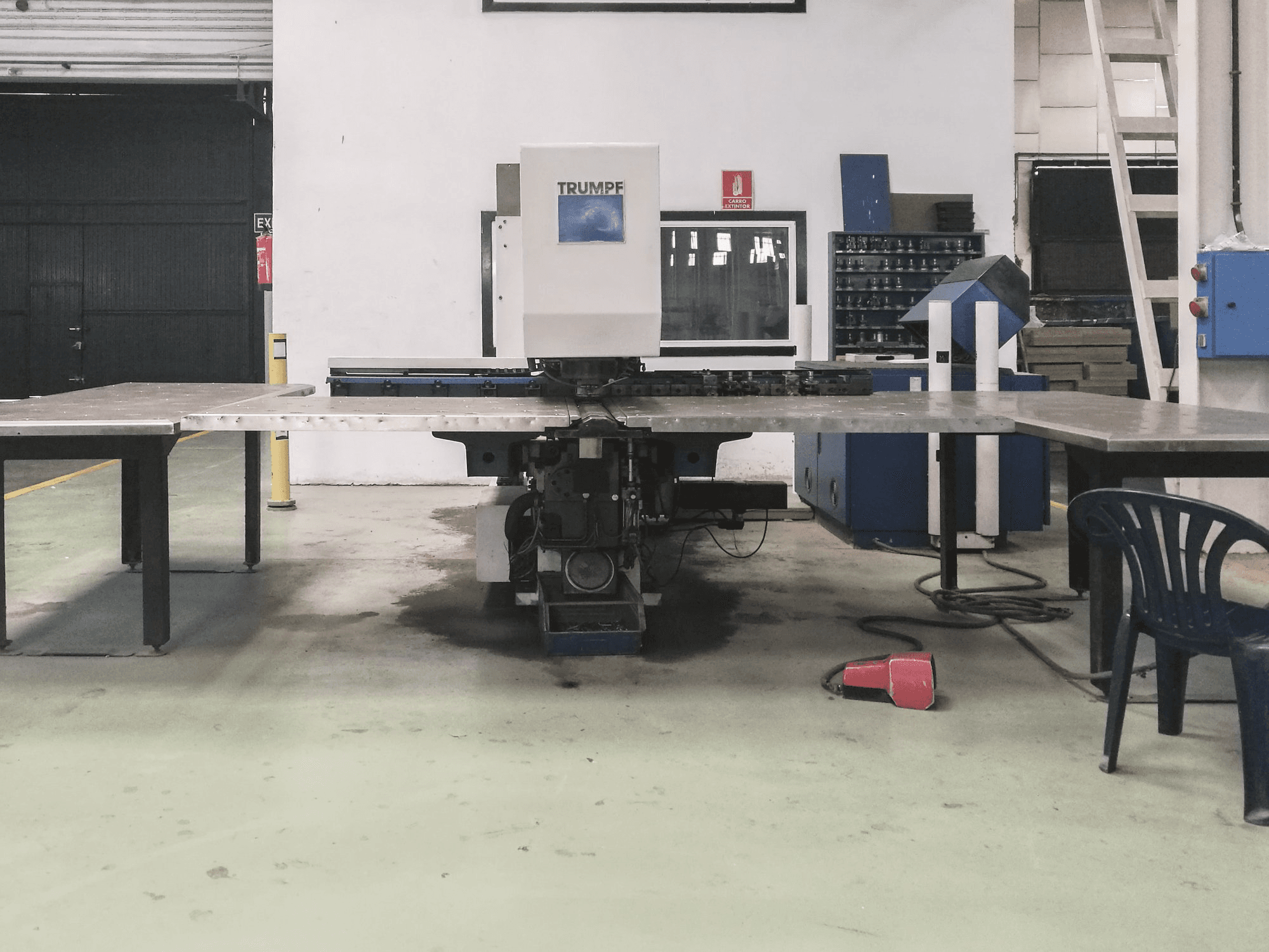 Frontansicht der Trumpf Trumatic 120R Maschine