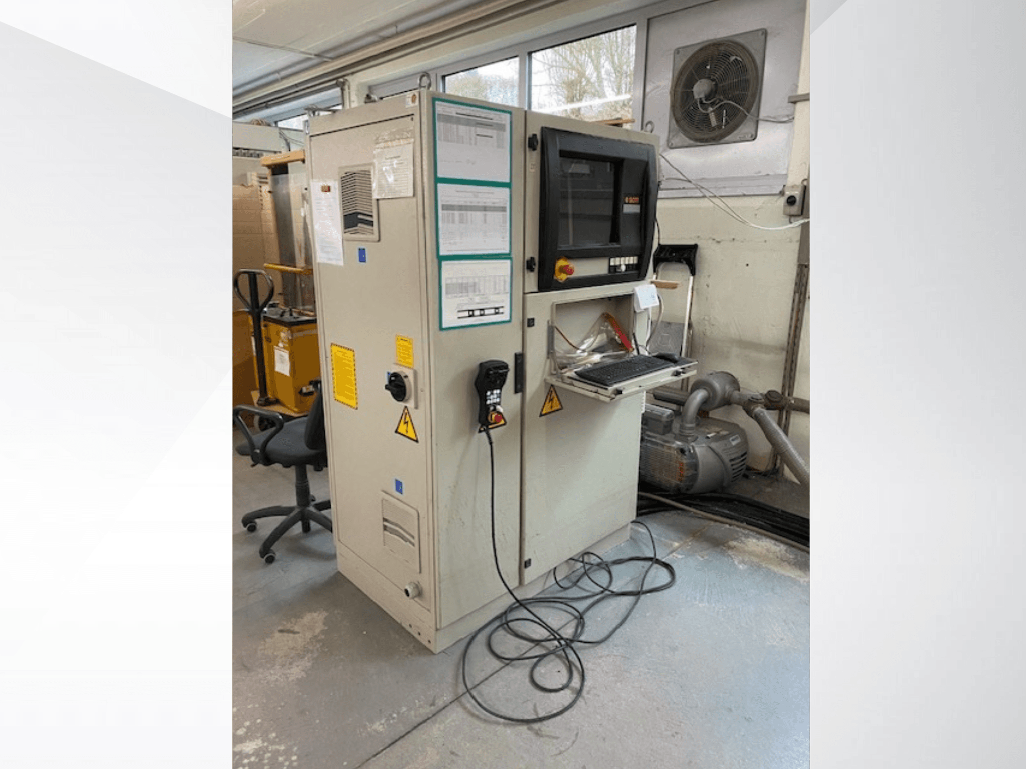 SCM Record 240 CNC-Holzbearbeitungszentrum in der Seitenansicht, mit Bedienfeld, Sicherheitsschildern und angeschlossenem Motor.