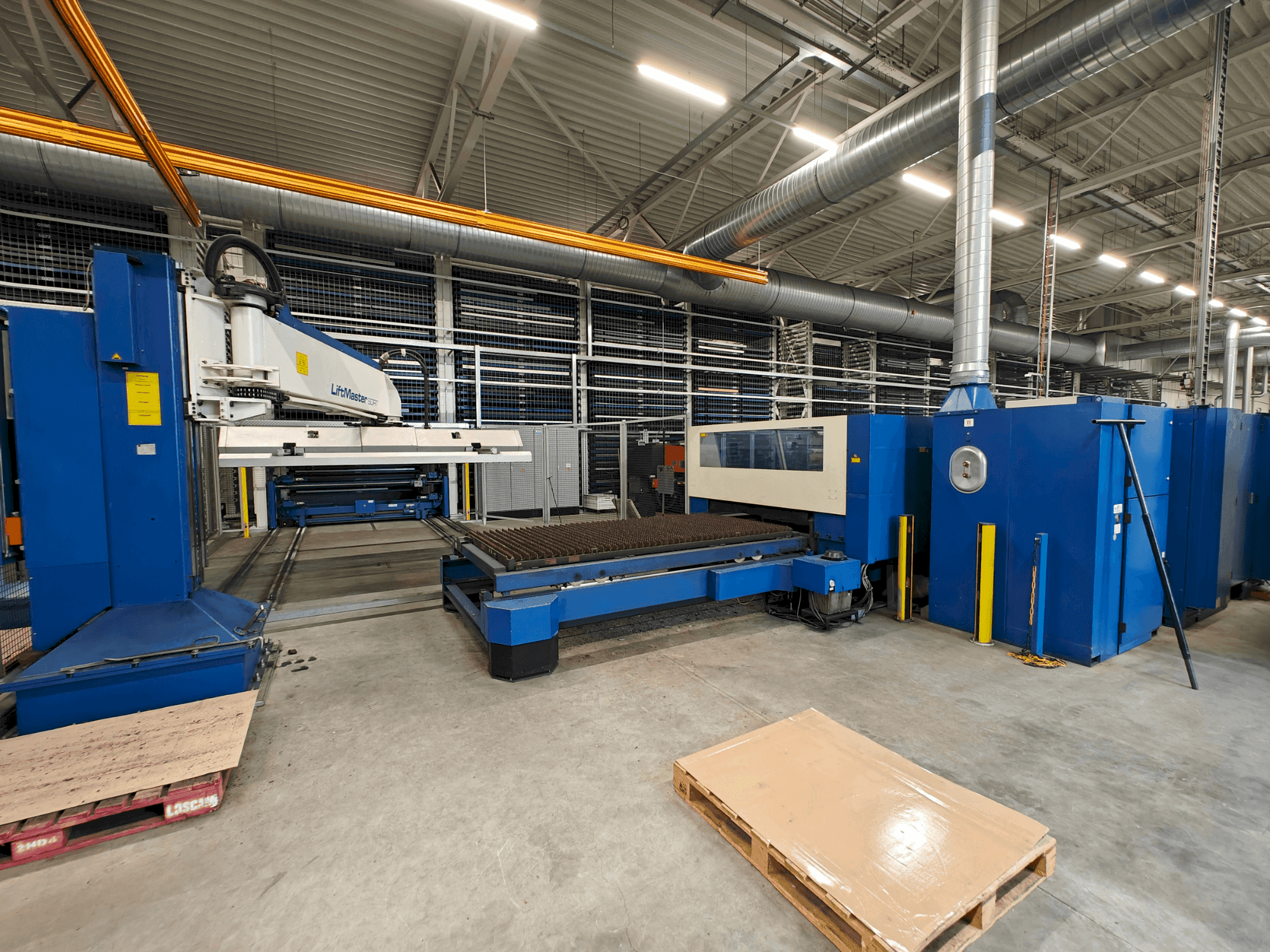 Frontansicht der TRUMPF Trumatic L3050 Maschine