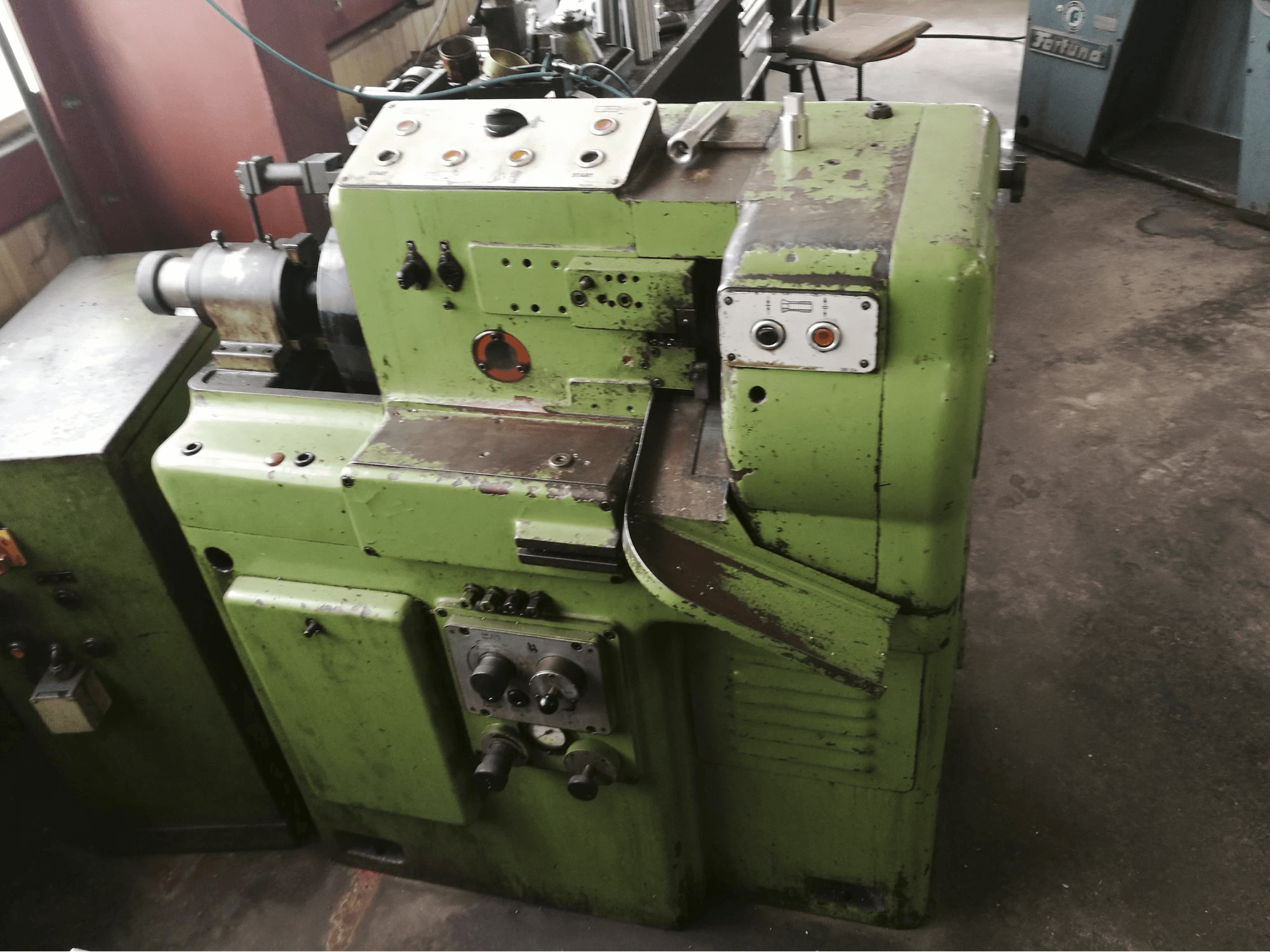 Frontansicht der Hahn+Kolb Tornomat 2-672 Maschine