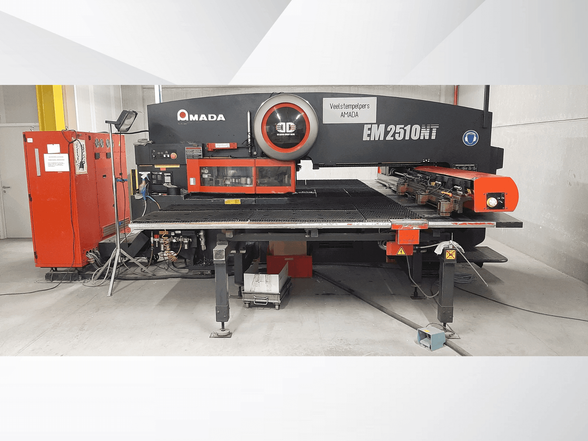 Frontansicht der AMADA EM2510NT Maschine