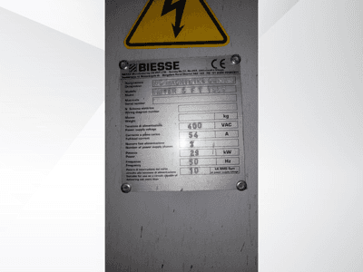 Technisches Schild des NC-Bearbeitungszentrums von Biesse, mit Angaben zu Spannung, Gewicht und Leistung, Seitenansicht.