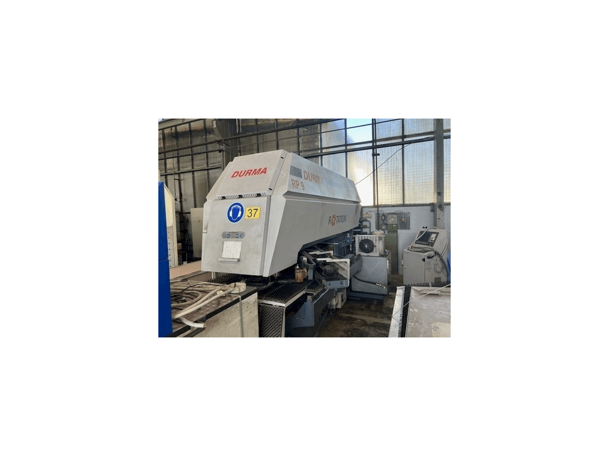 Frontansicht der Durma RP9 1250x20 Maschine