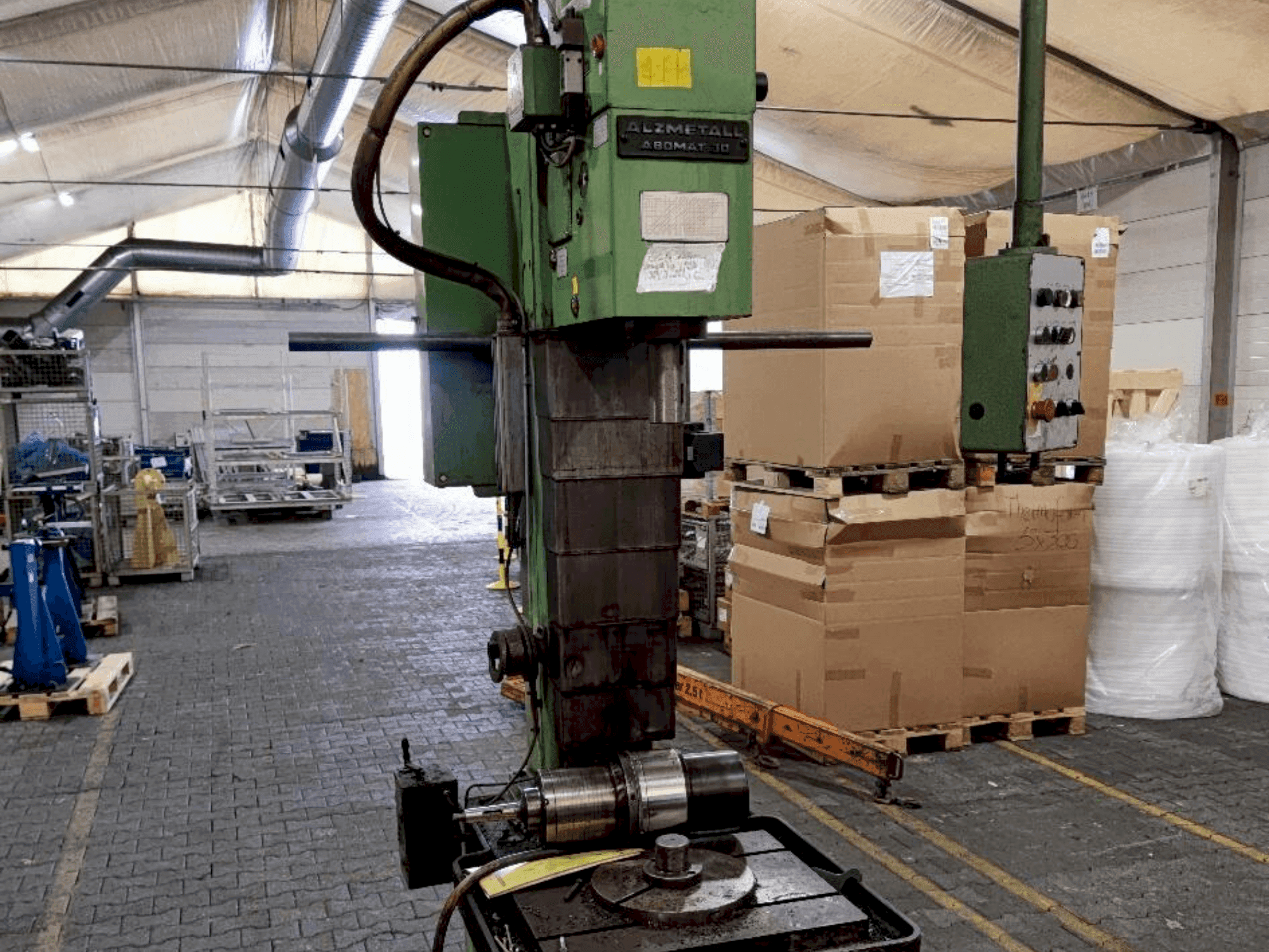 Frontansicht der Alzmetall Abomat 30 Maschine