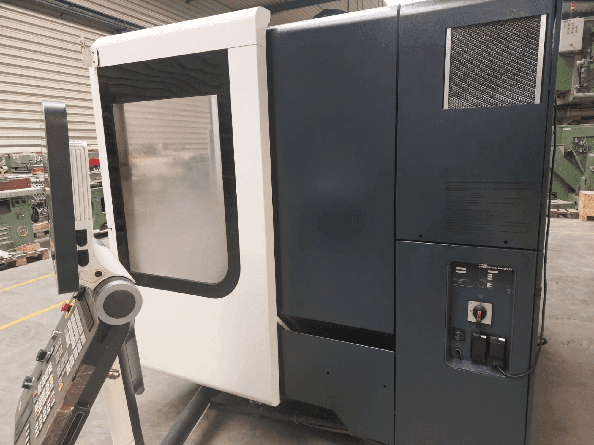 Frontansicht der DMG DECKEL MAHO DMU 50 Maschine